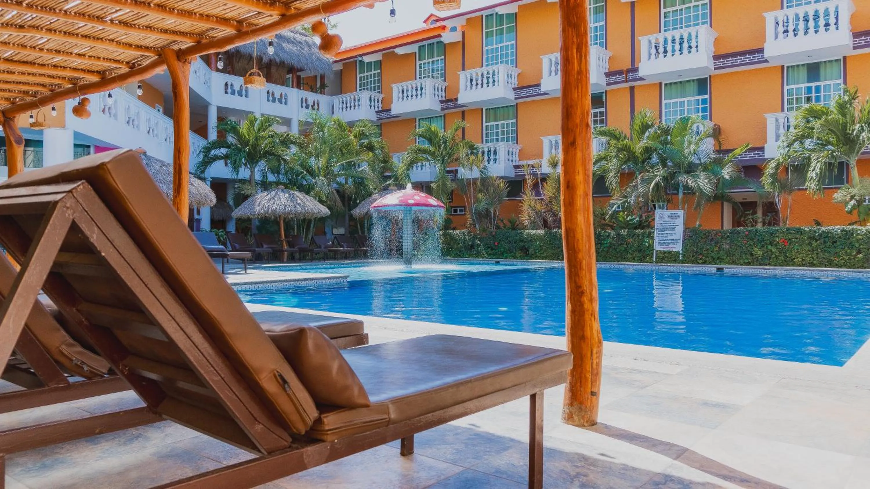 Swimming pool in Hotel Gran Juquila Huatulco