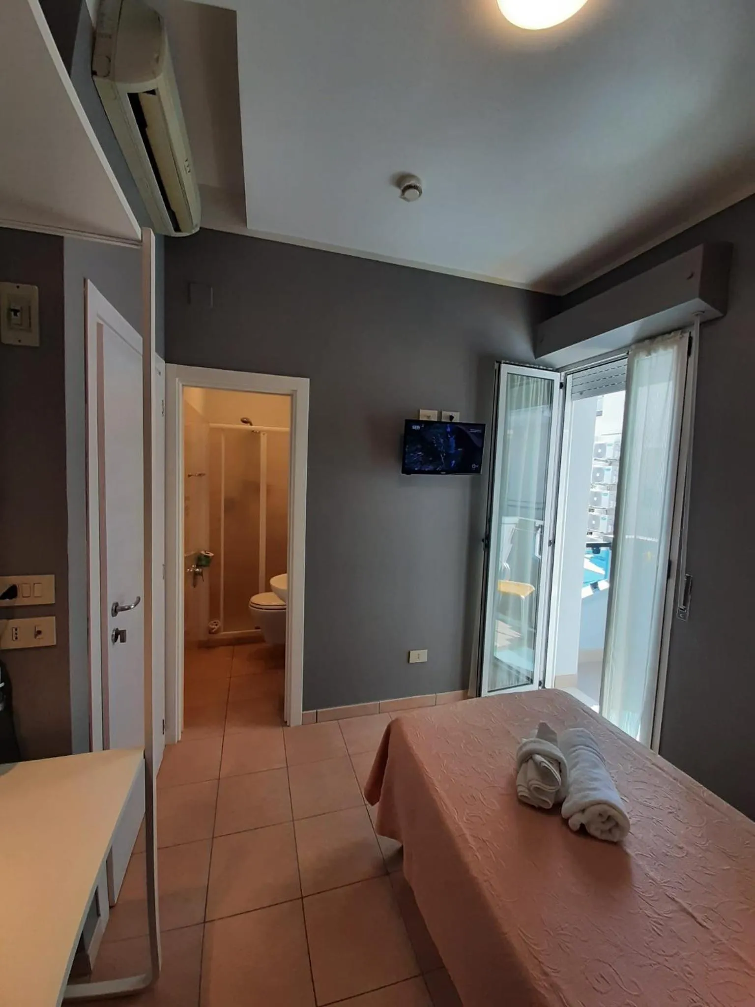Bathroom, Bed in Hotel Originale by ALEhotels