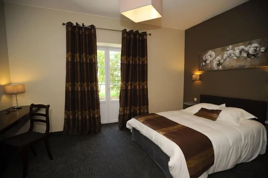 Photo of the whole room, Bed in Domaine du Griffier