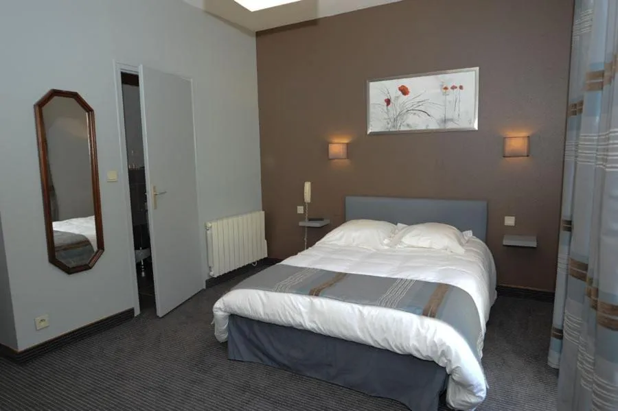 Photo of the whole room, Bed in Domaine du Griffier