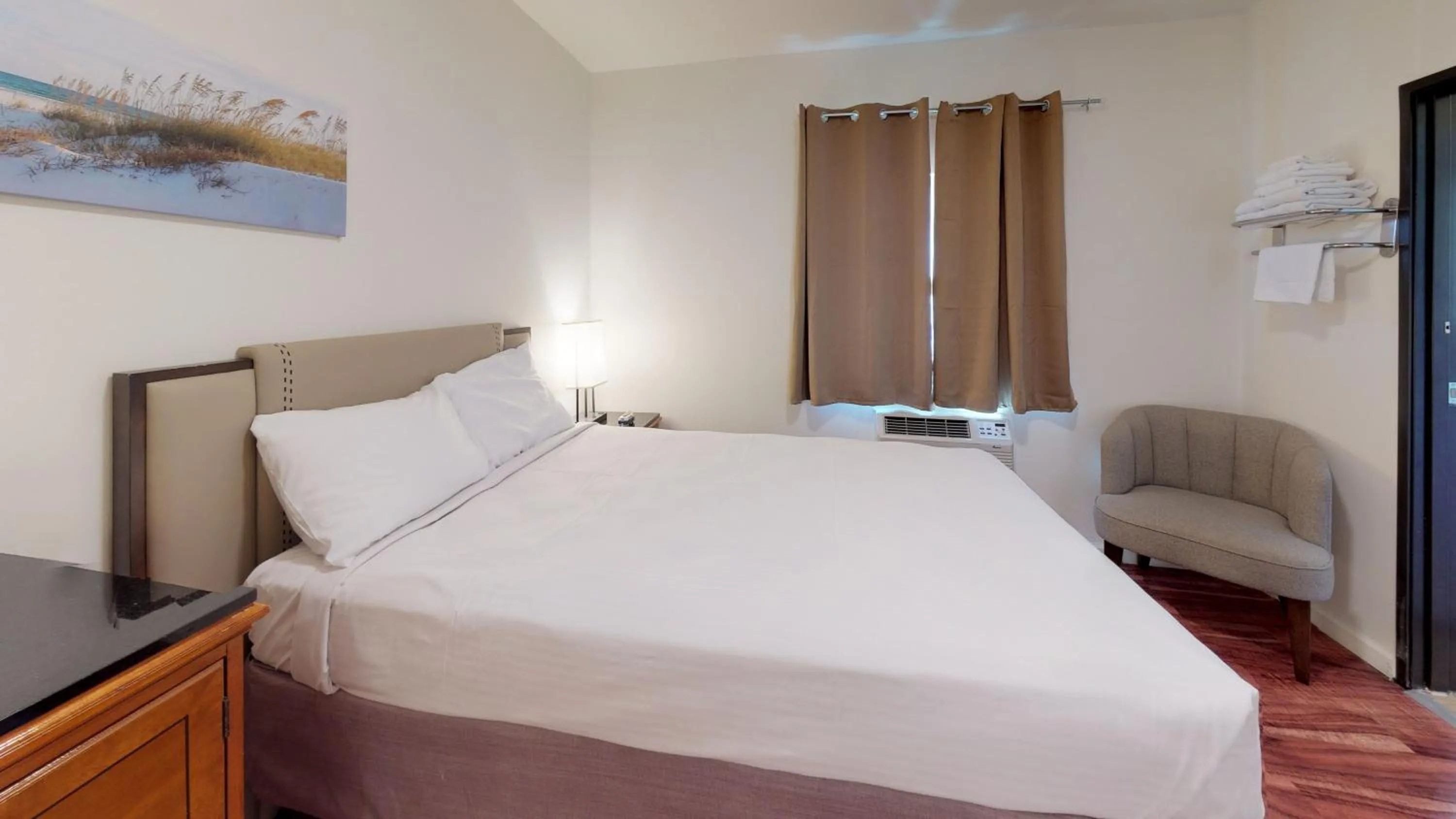 Bed in Anchor Pointe Inn