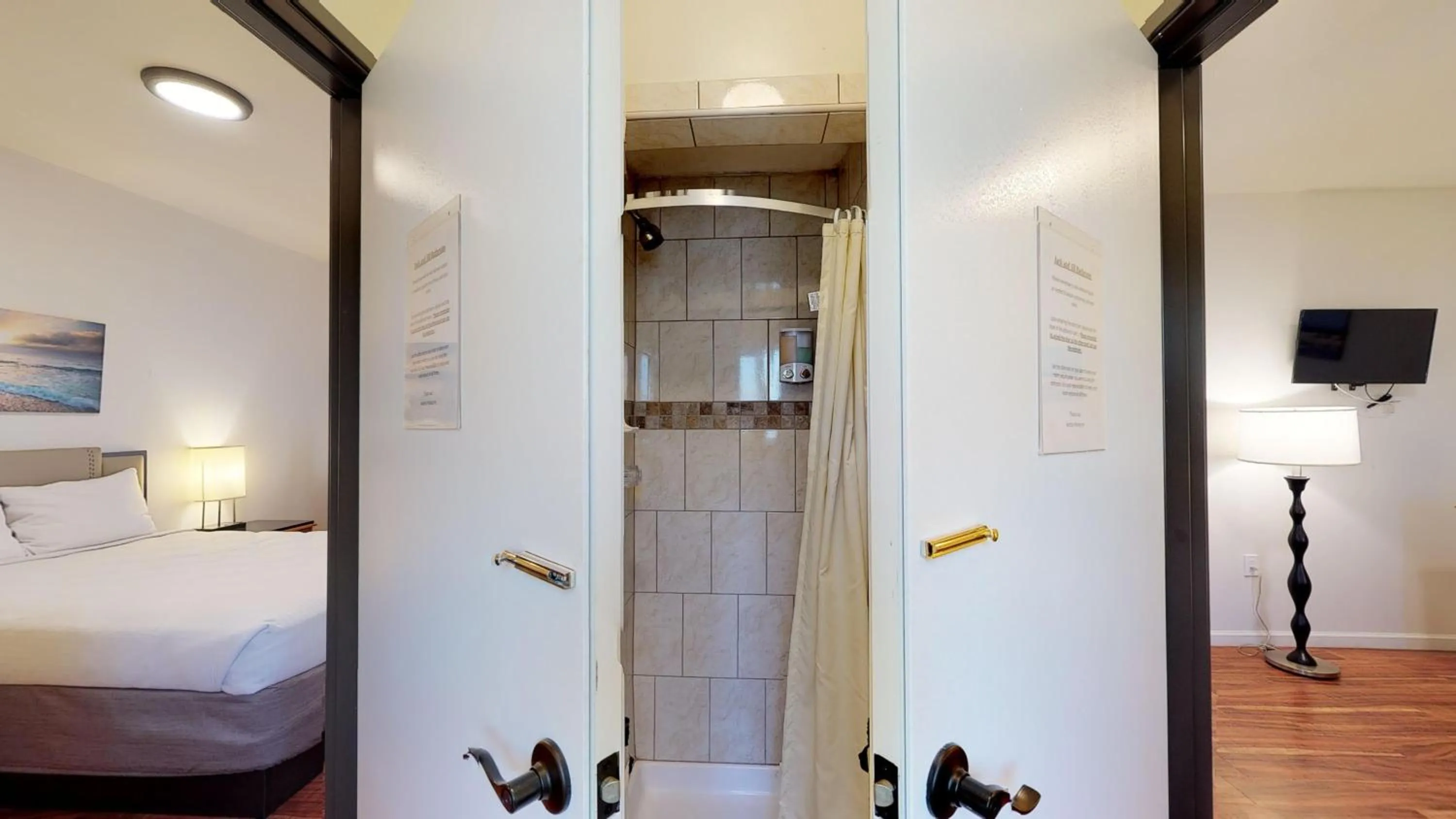 Bed in Anchor Pointe Inn