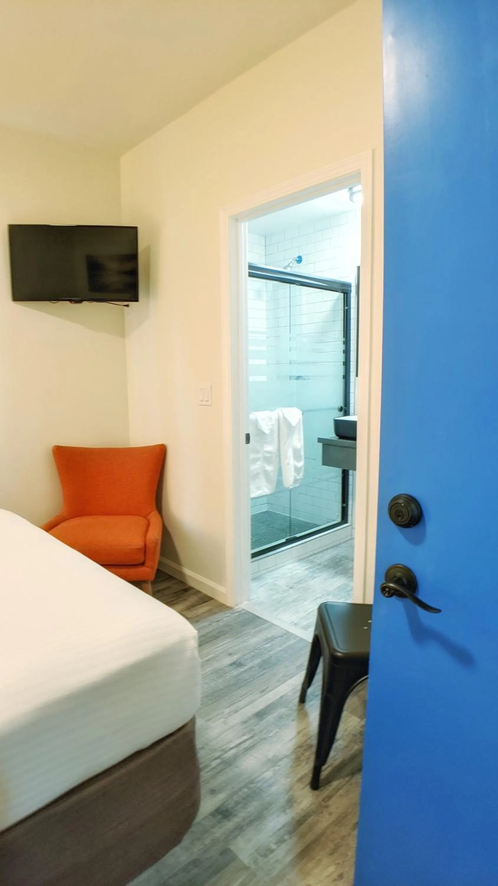 Bed in Anchor Pointe Inn