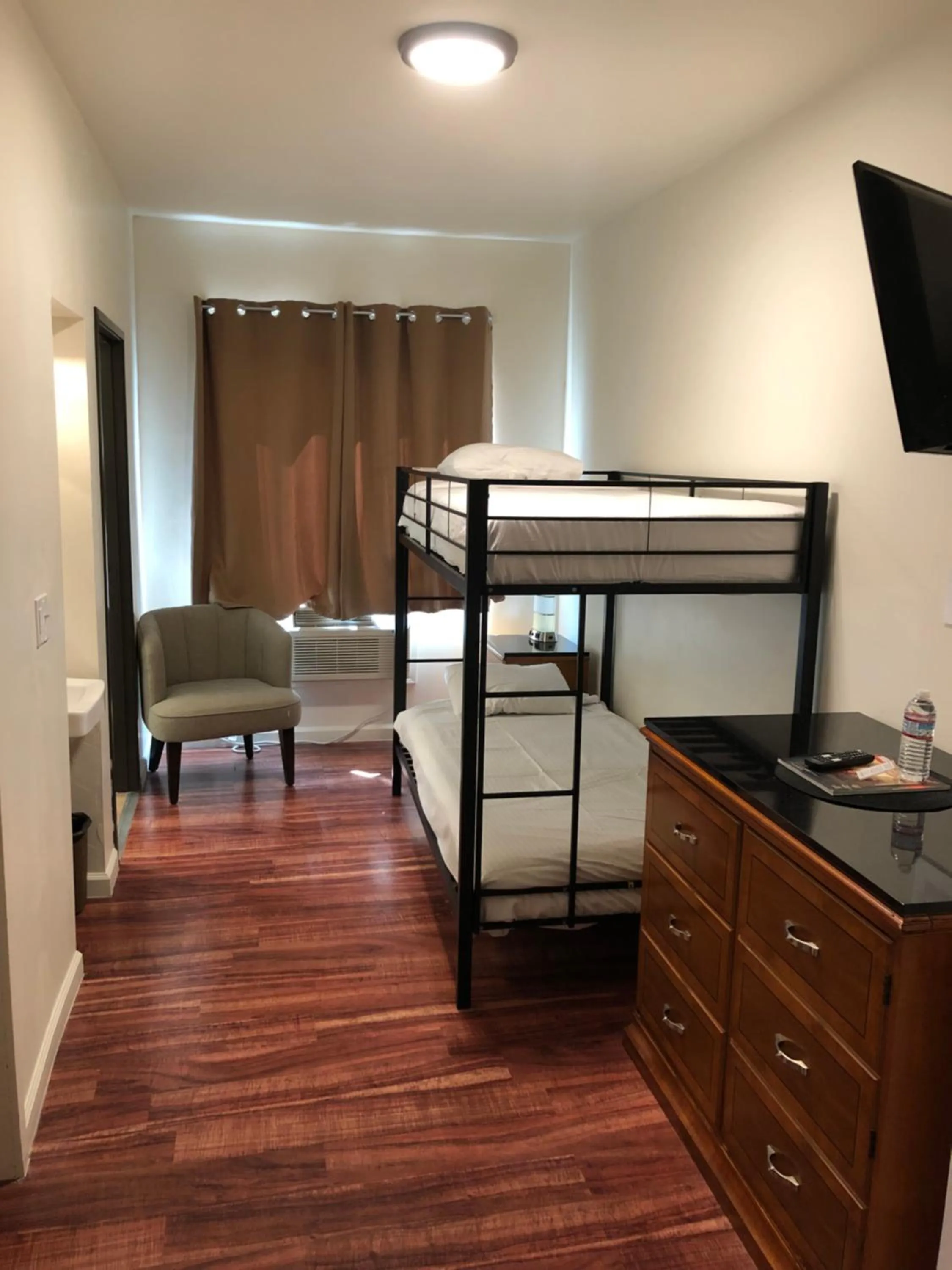 bunk bed, Bed in Anchor Pointe Inn