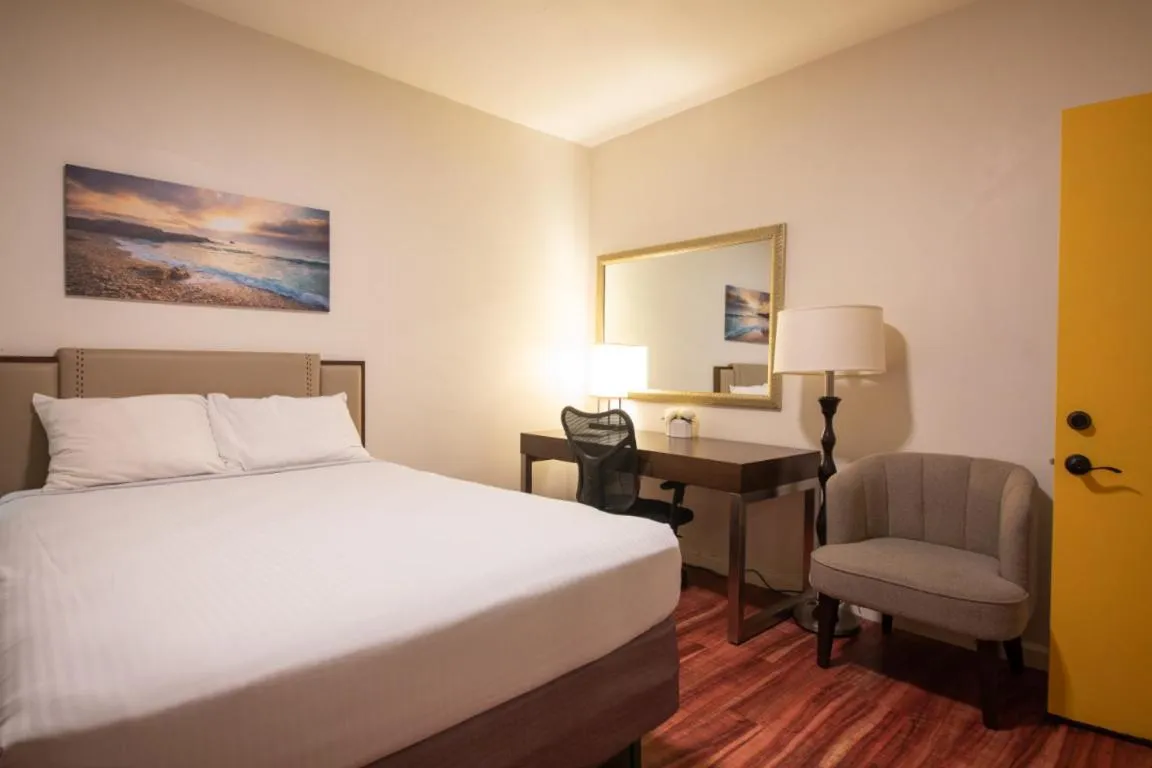 Bed in Anchor Pointe Inn