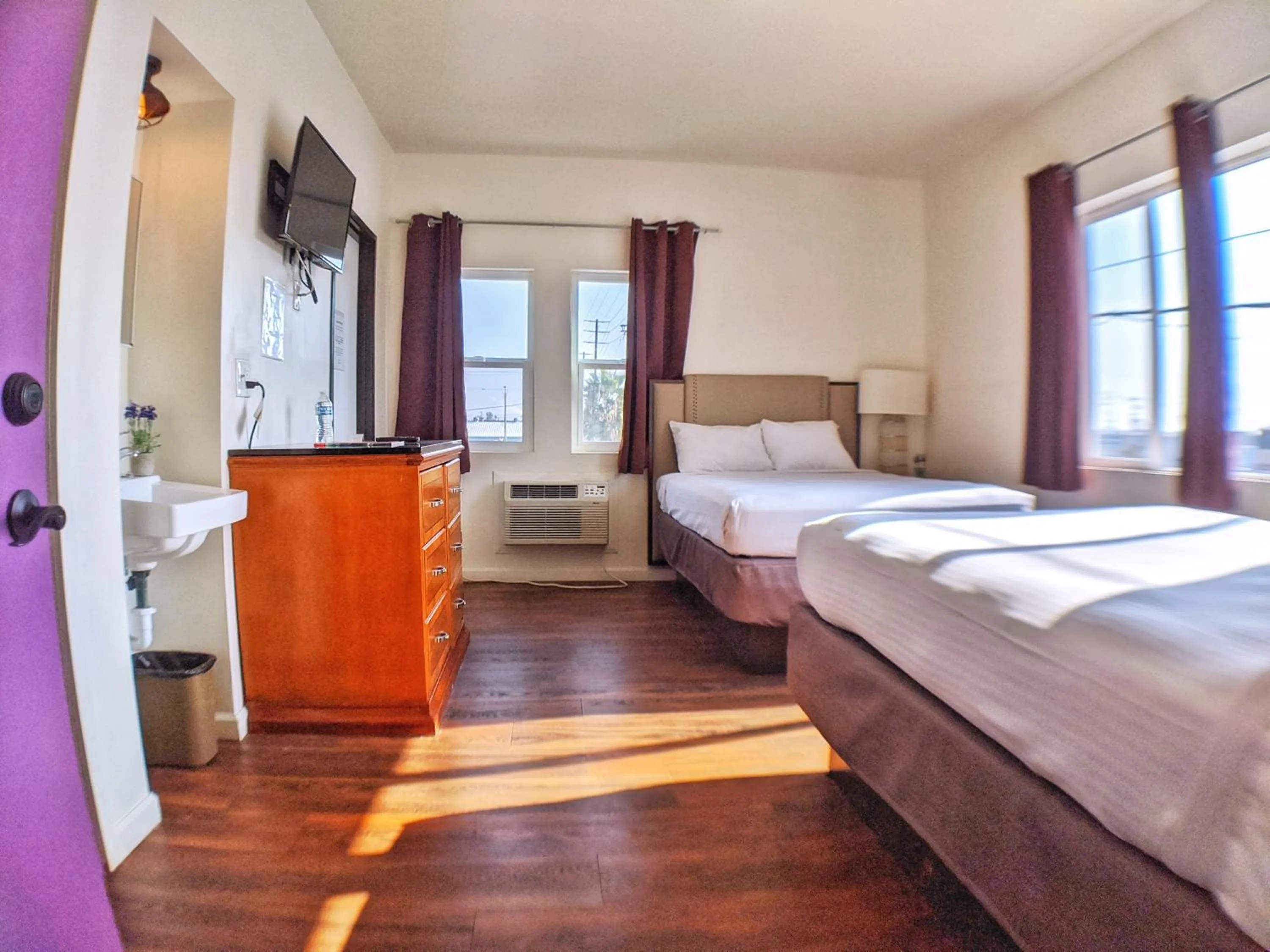 Photo of the whole room, Bed in Anchor Pointe Inn