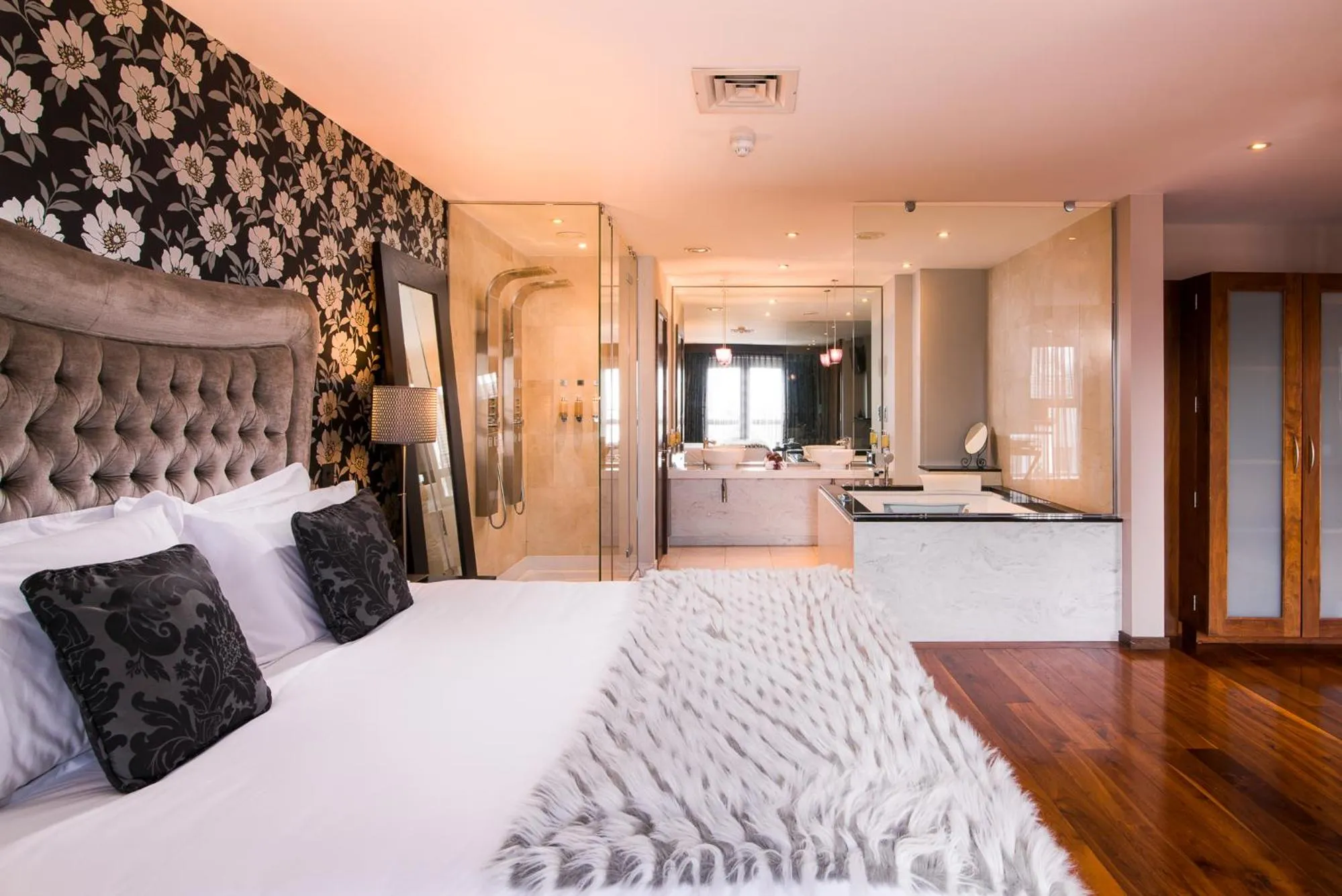 Breakfast, Bed in The Twelve Hotel