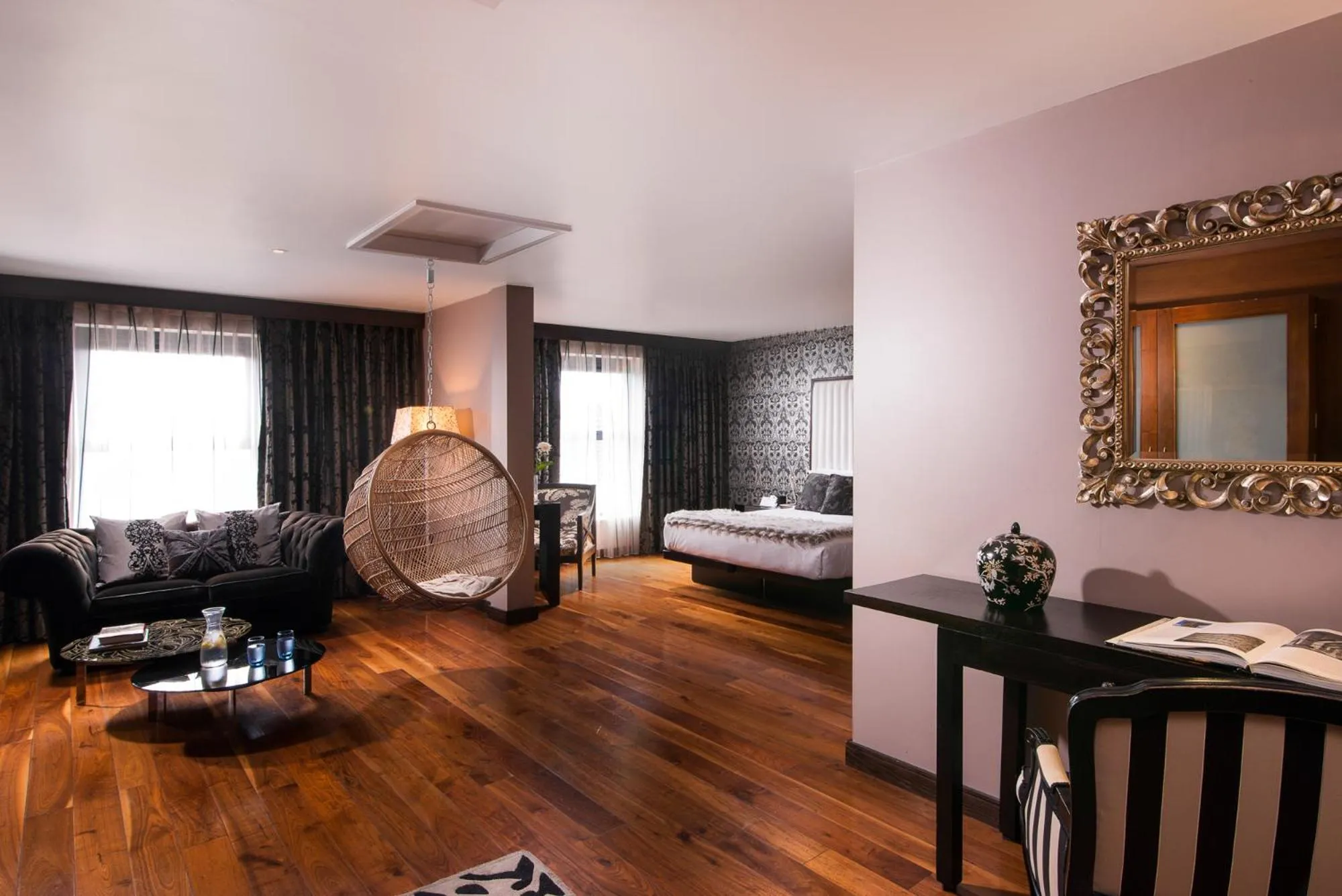 Seating area, Bed in The Twelve Hotel