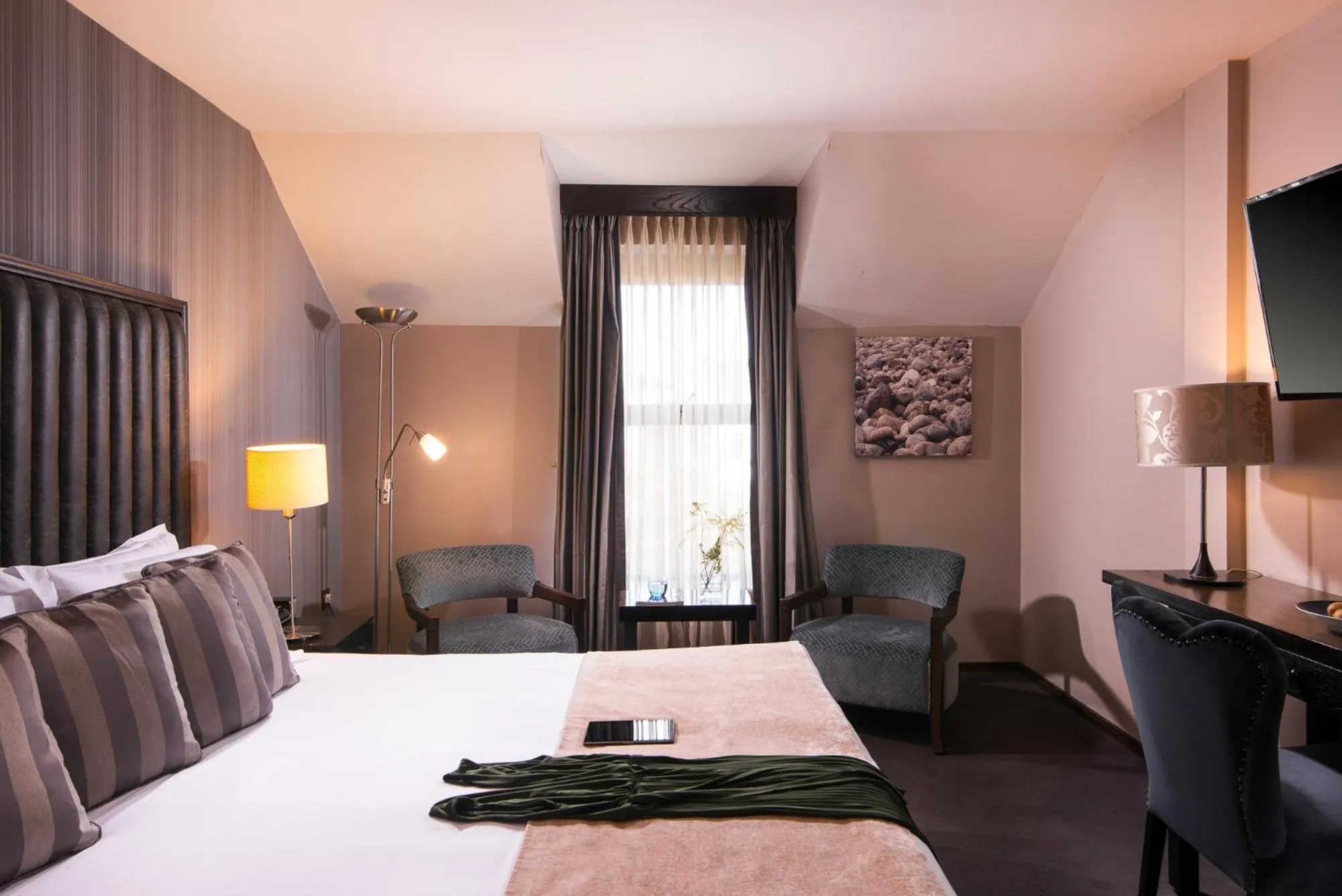 Breakfast, Bed in The Twelve Hotel