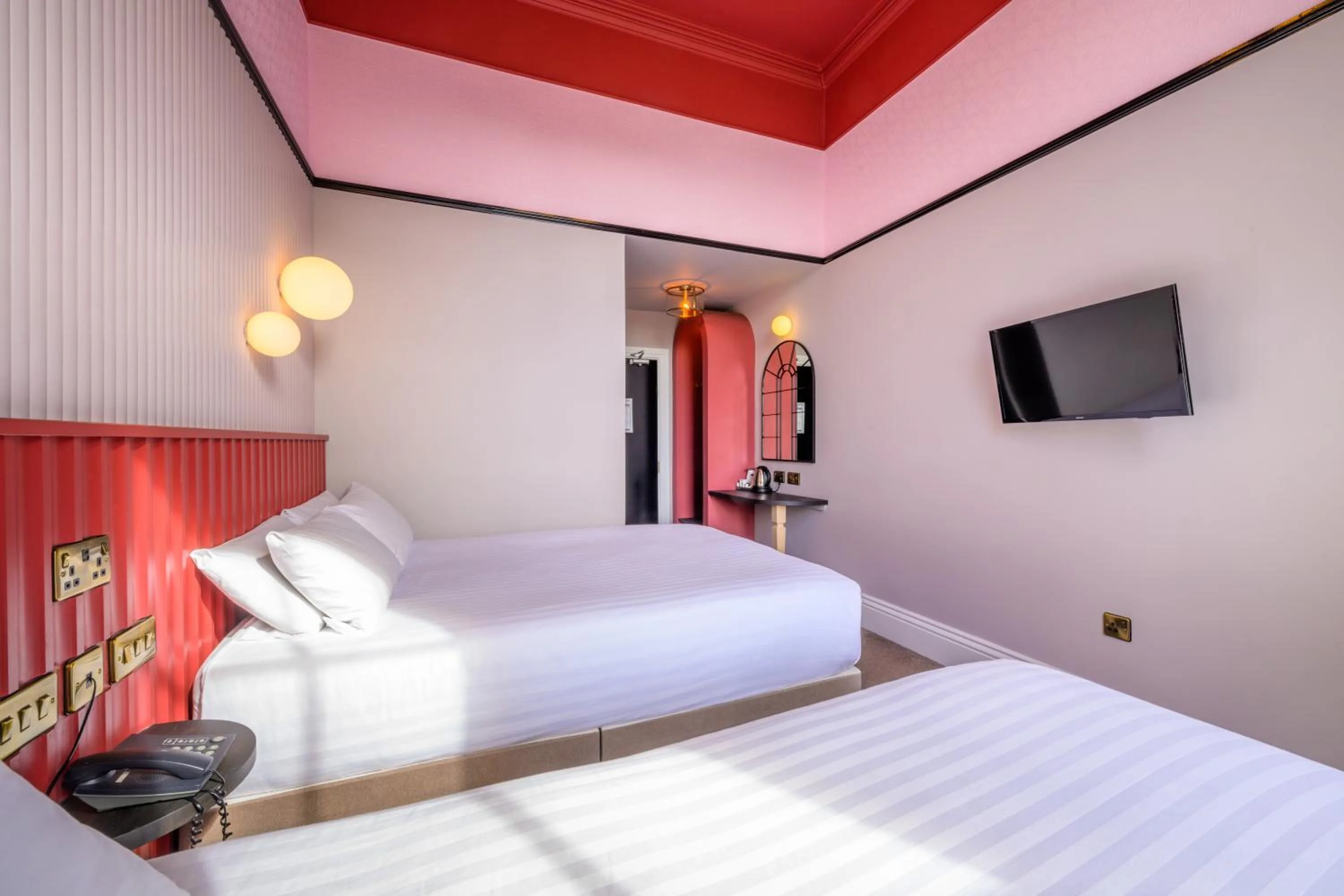 TV and multimedia, Bed in Hotel St George by Nina