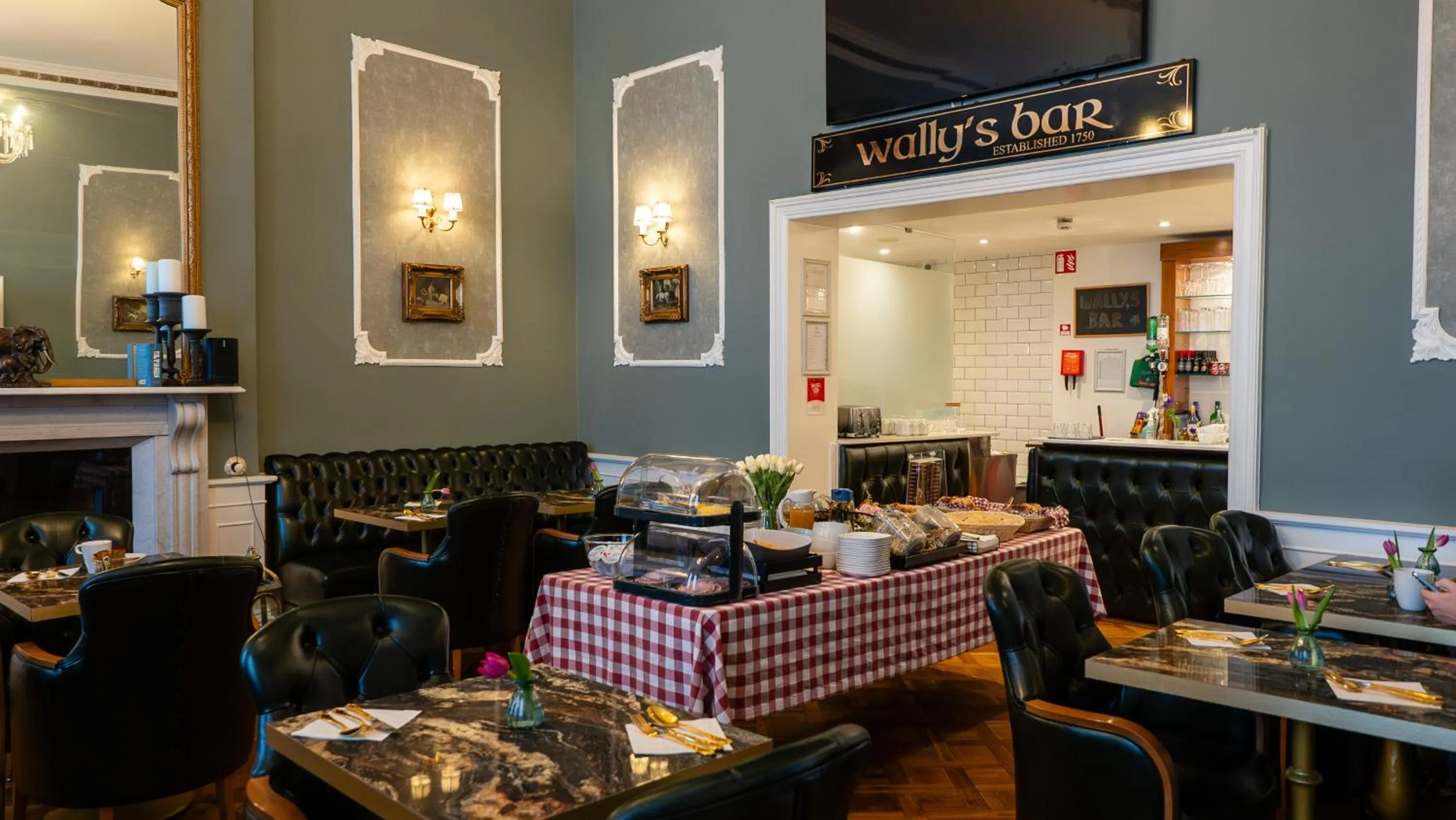 Restaurant/places to eat in Hotel St George by Nina