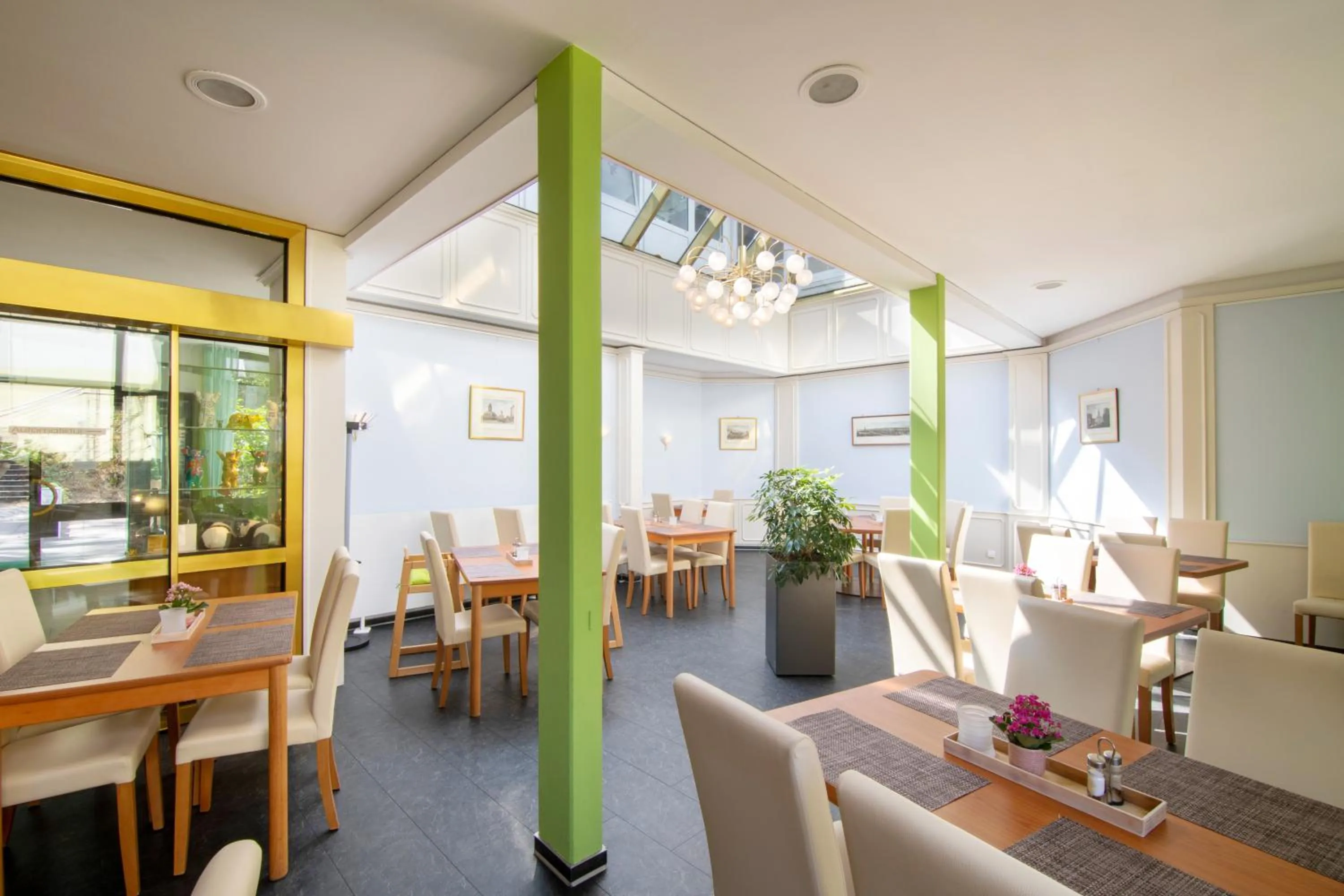 Restaurant/places to eat in Seehotel Grunewald
