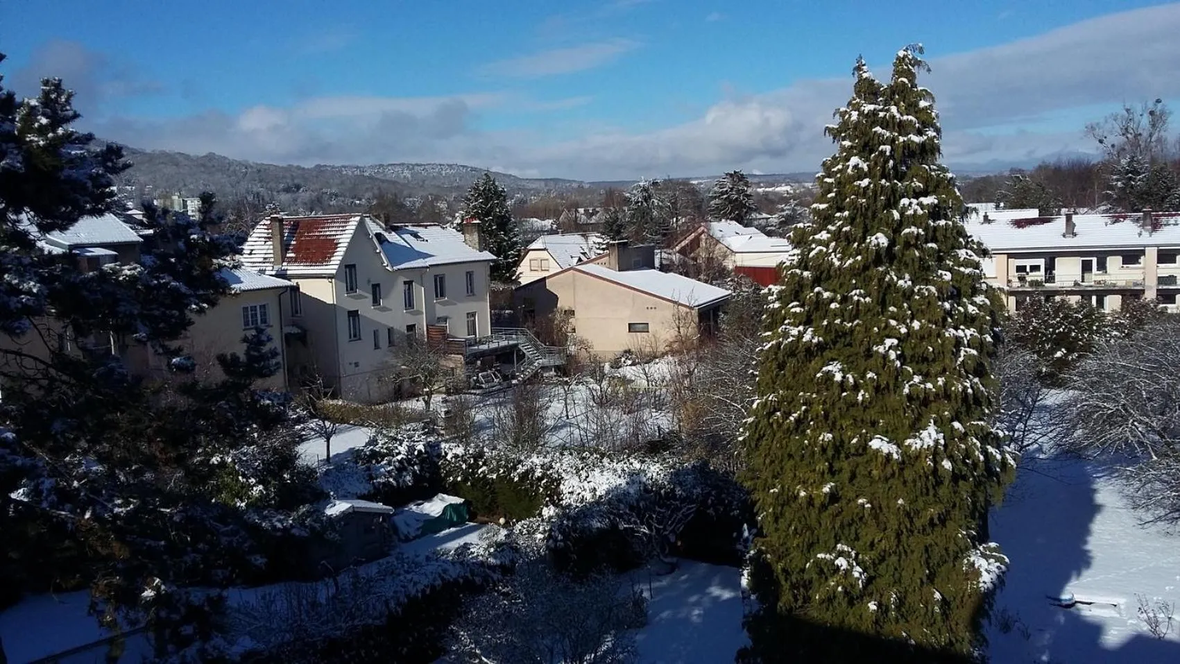 Property building in Les Chambres de l'Ile