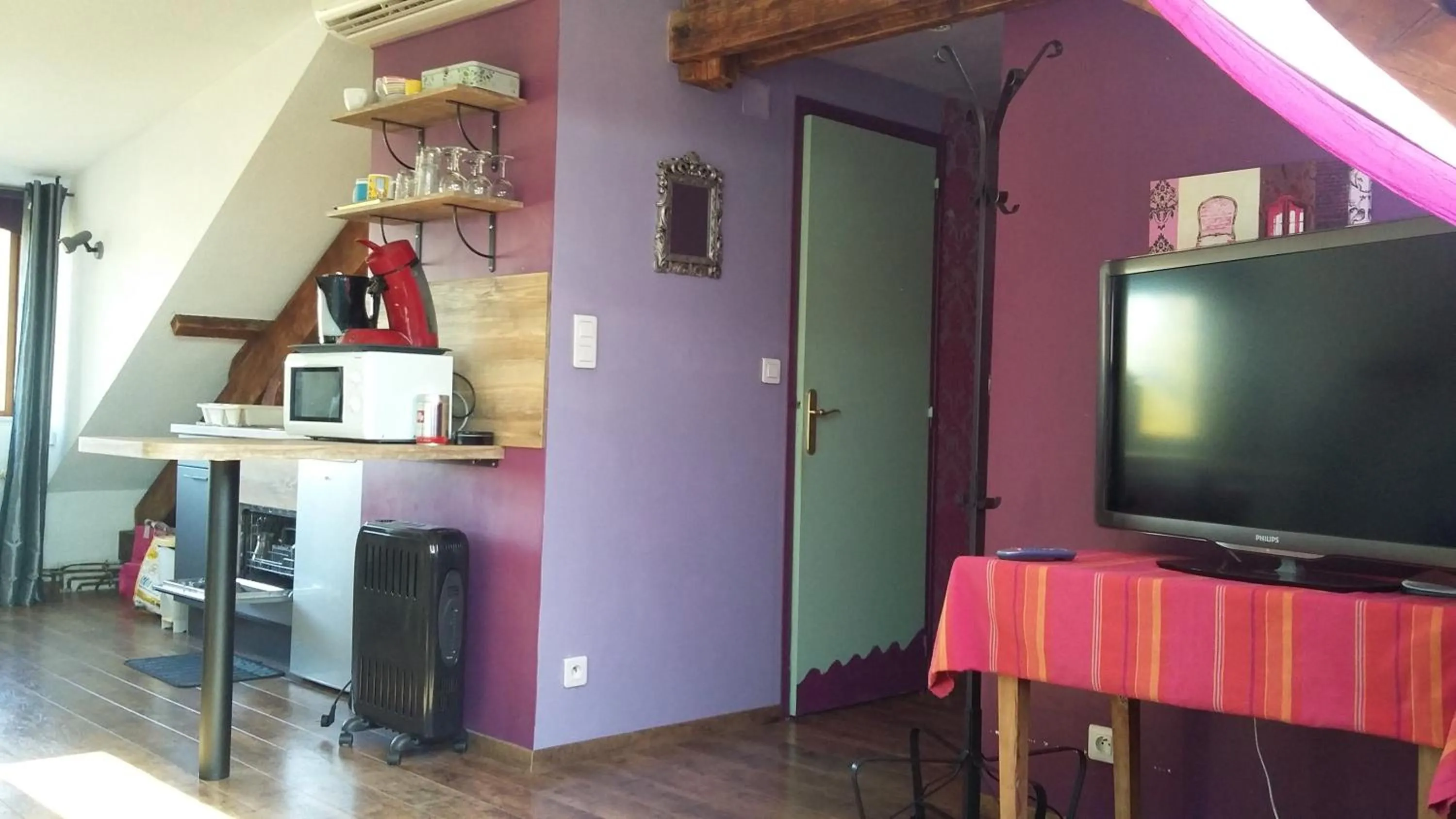 kitchen in Les Chambres de l'Ile