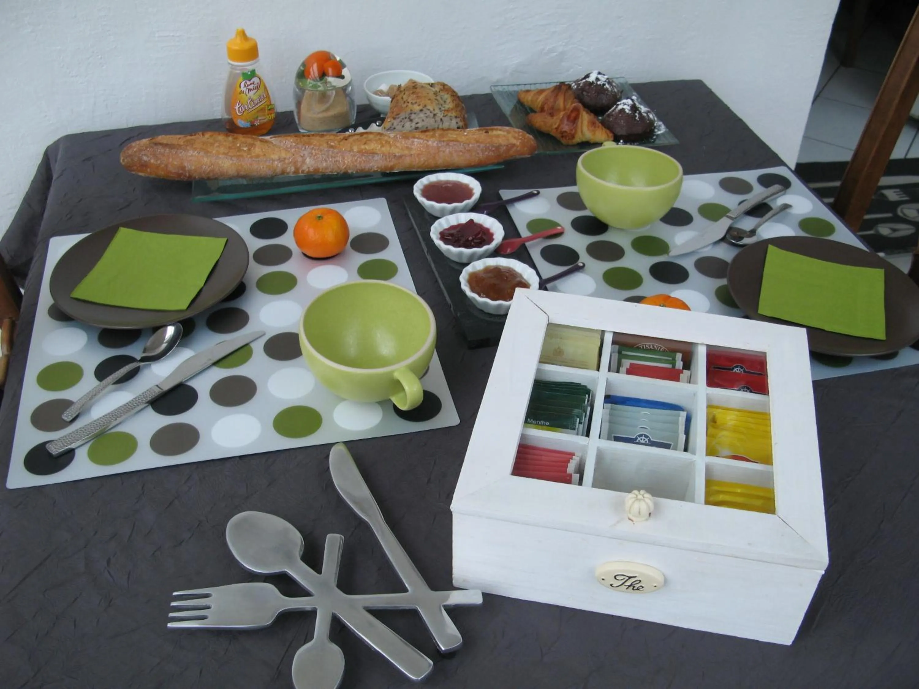 Continental breakfast in Les Chambres de l'Ile
