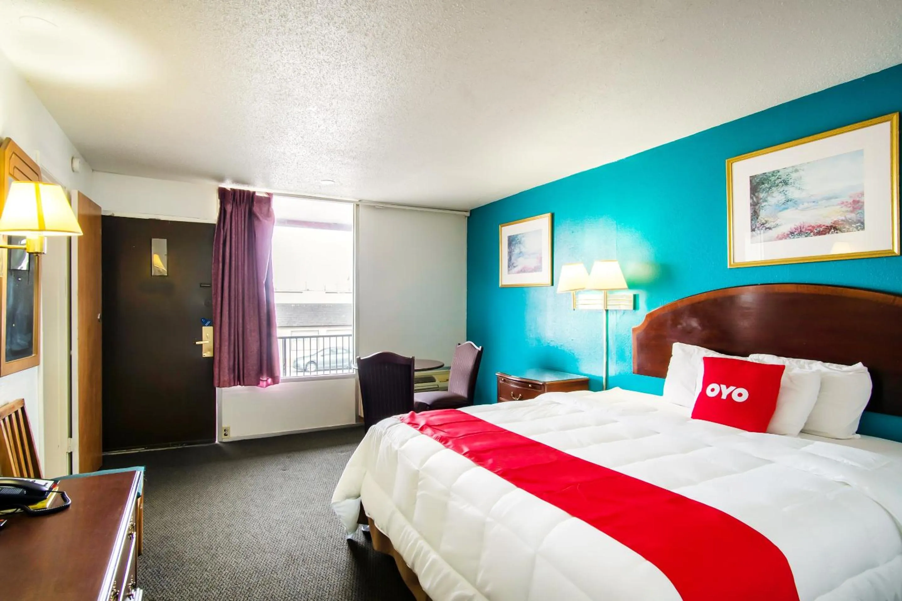 Bedroom, Bed in OYO Hotel Hutchinson West 4th Ave