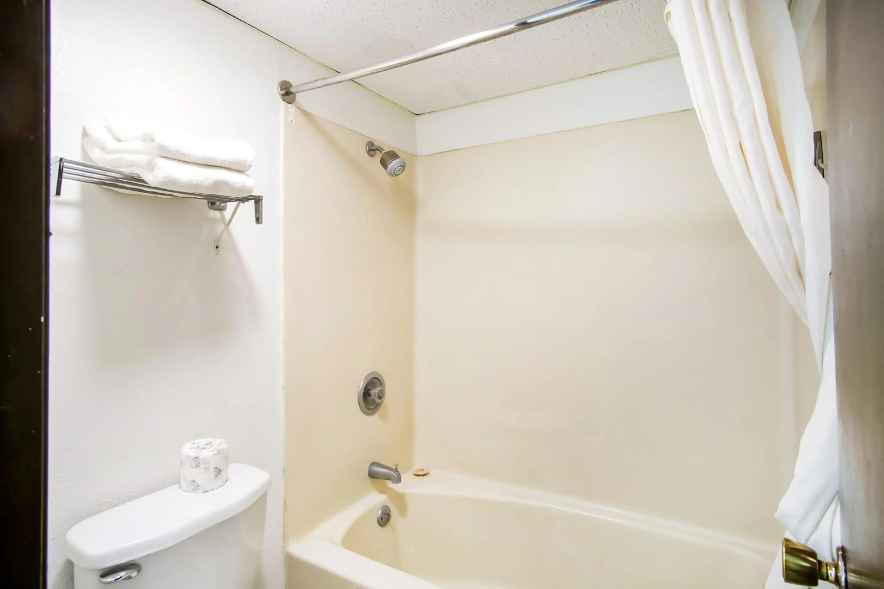 Bedroom in OYO Hotel Hutchinson West 4th Ave