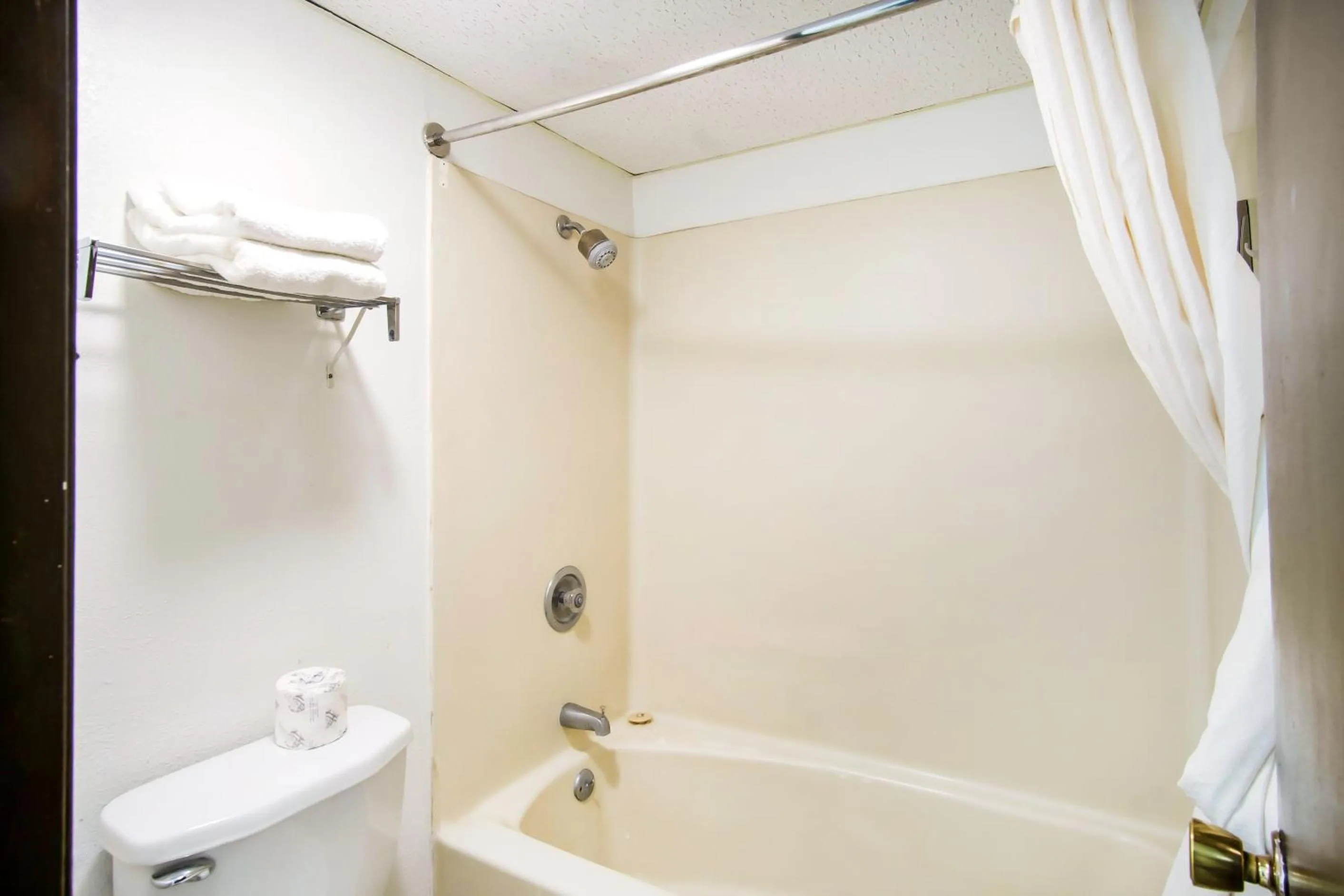 Bathroom in OYO Hotel Hutchinson West 4th Ave