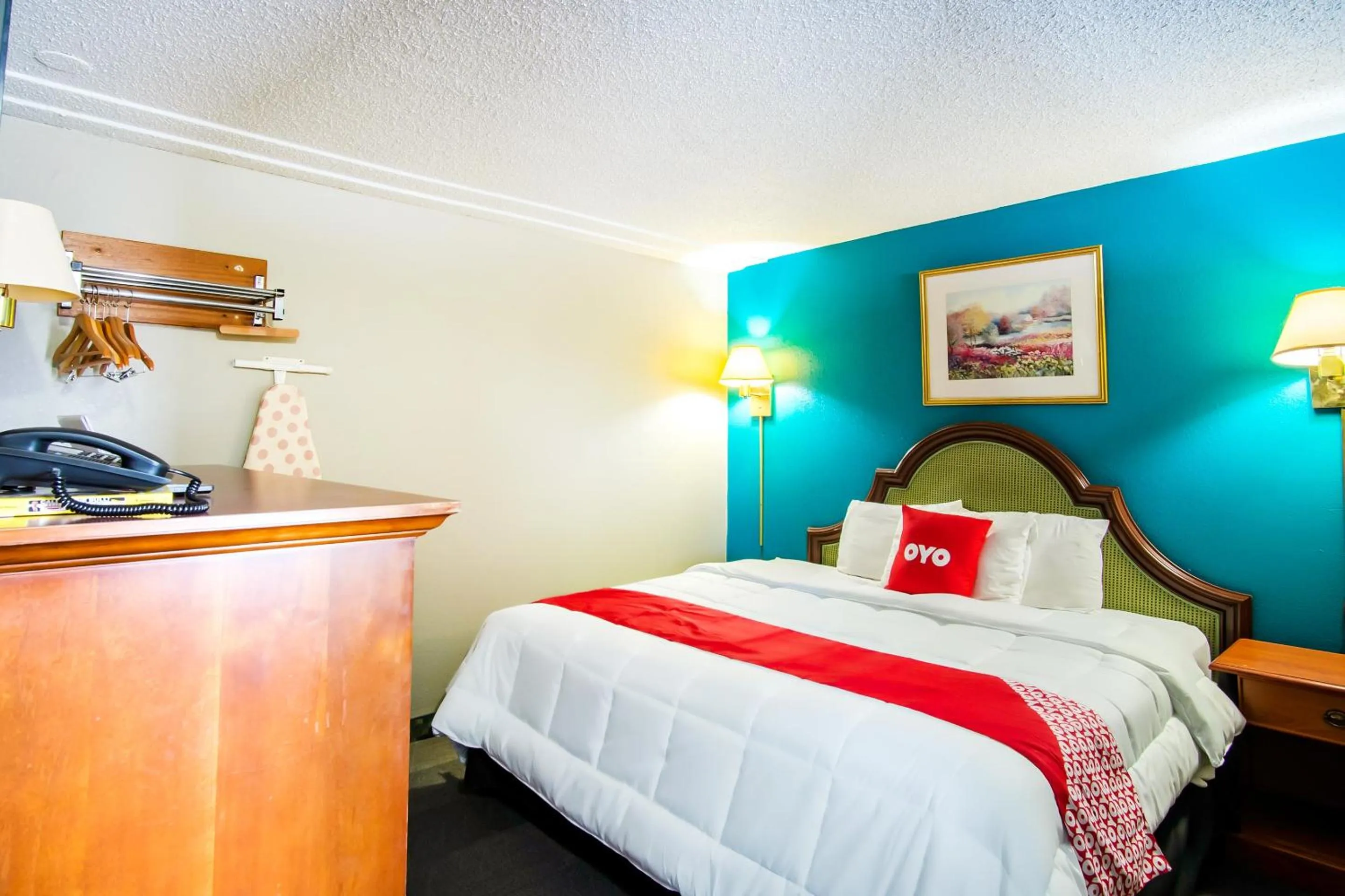 Bedroom, Bed in OYO Hotel Hutchinson West 4th Ave