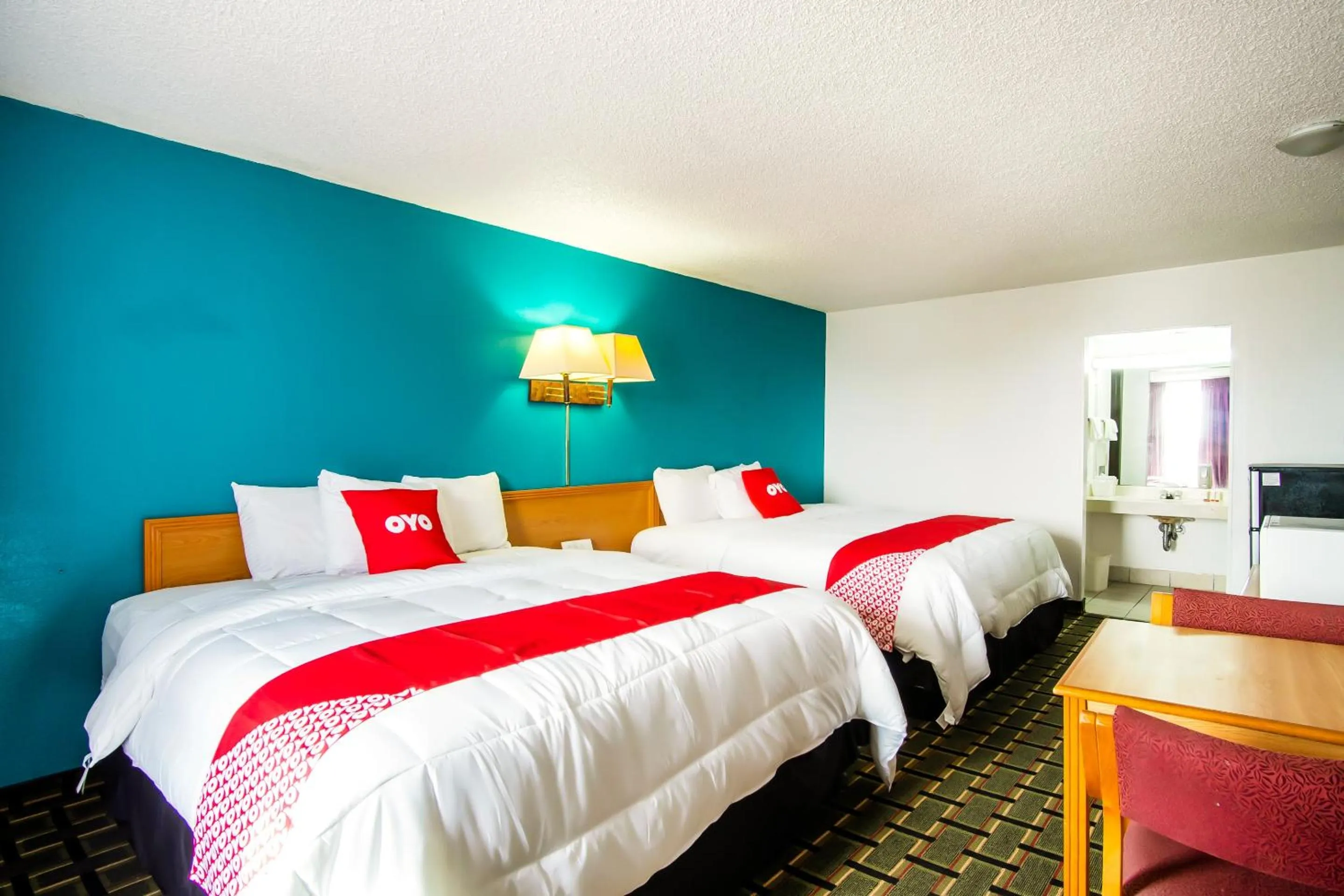 Bedroom, Bed in OYO Hotel Hutchinson West 4th Ave