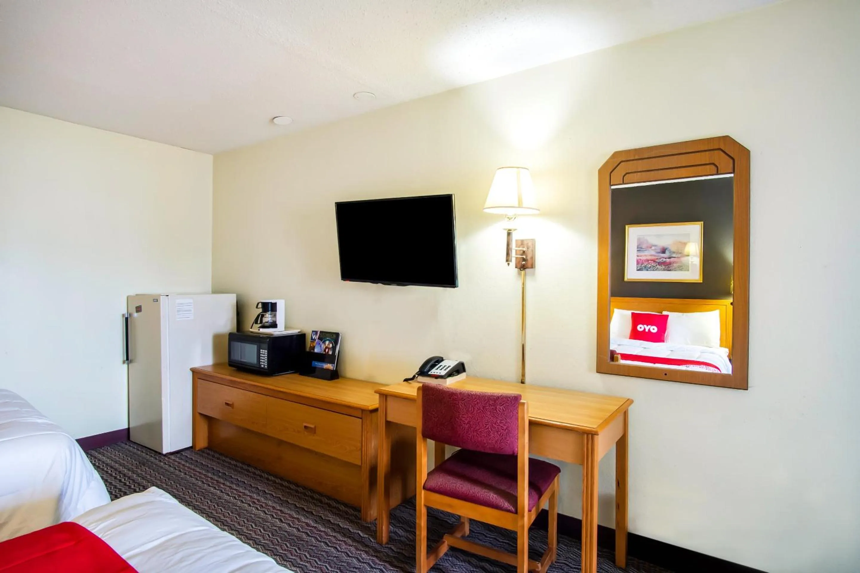 Bedroom, Bed in OYO Hotel Hutchinson West 4th Ave