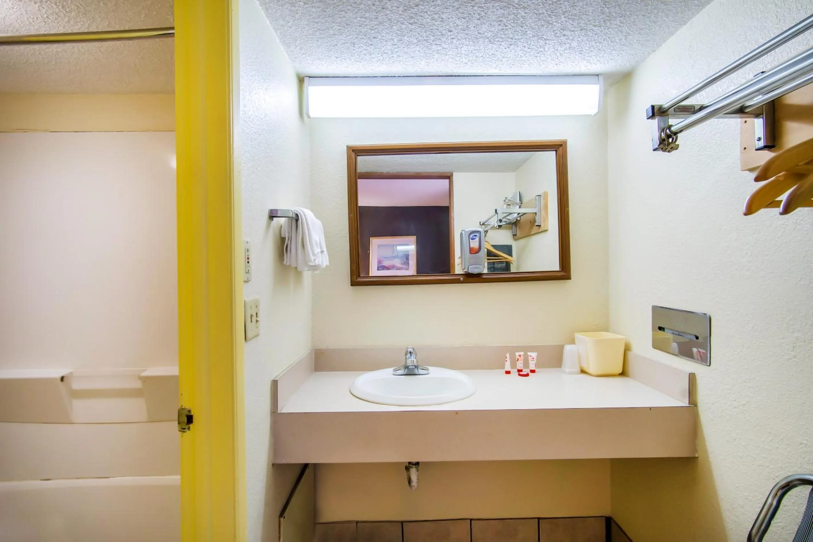 Bathroom in OYO Hotel Hutchinson West 4th Ave