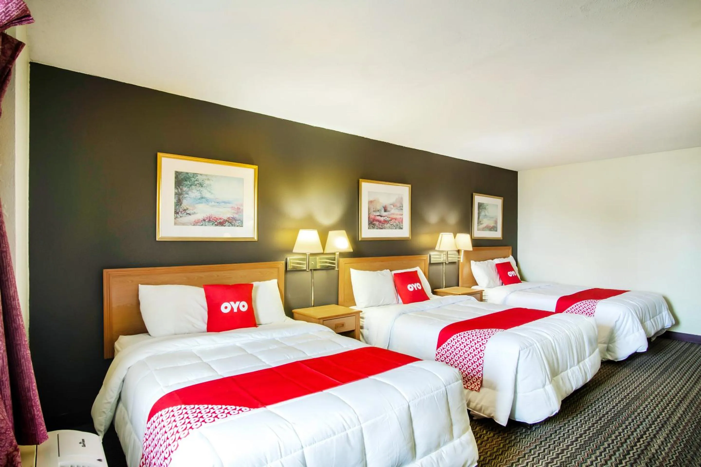 Bedroom, Bed in OYO Hotel Hutchinson West 4th Ave