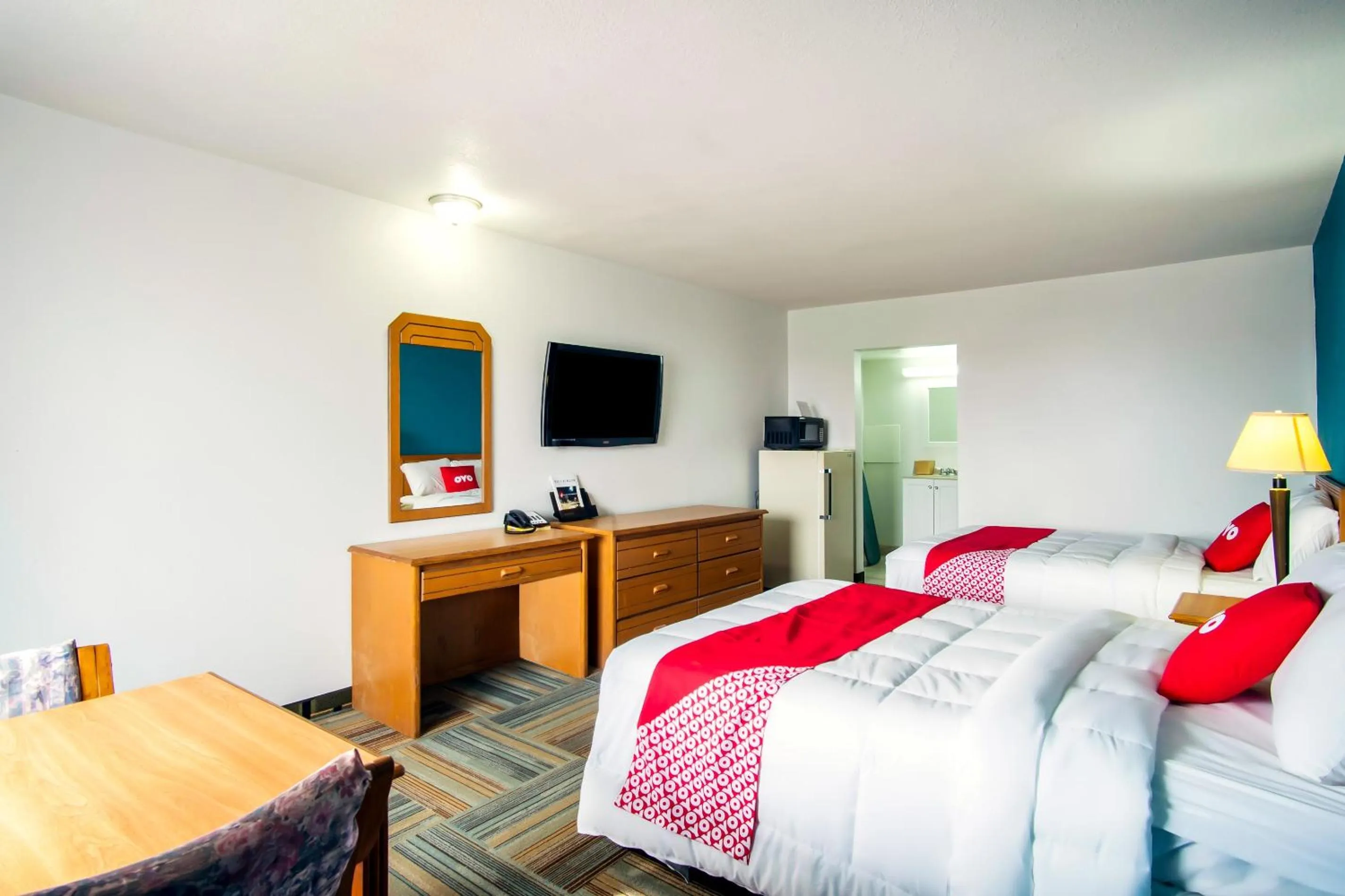 Bedroom, Bed in OYO Hotel Hutchinson West 4th Ave