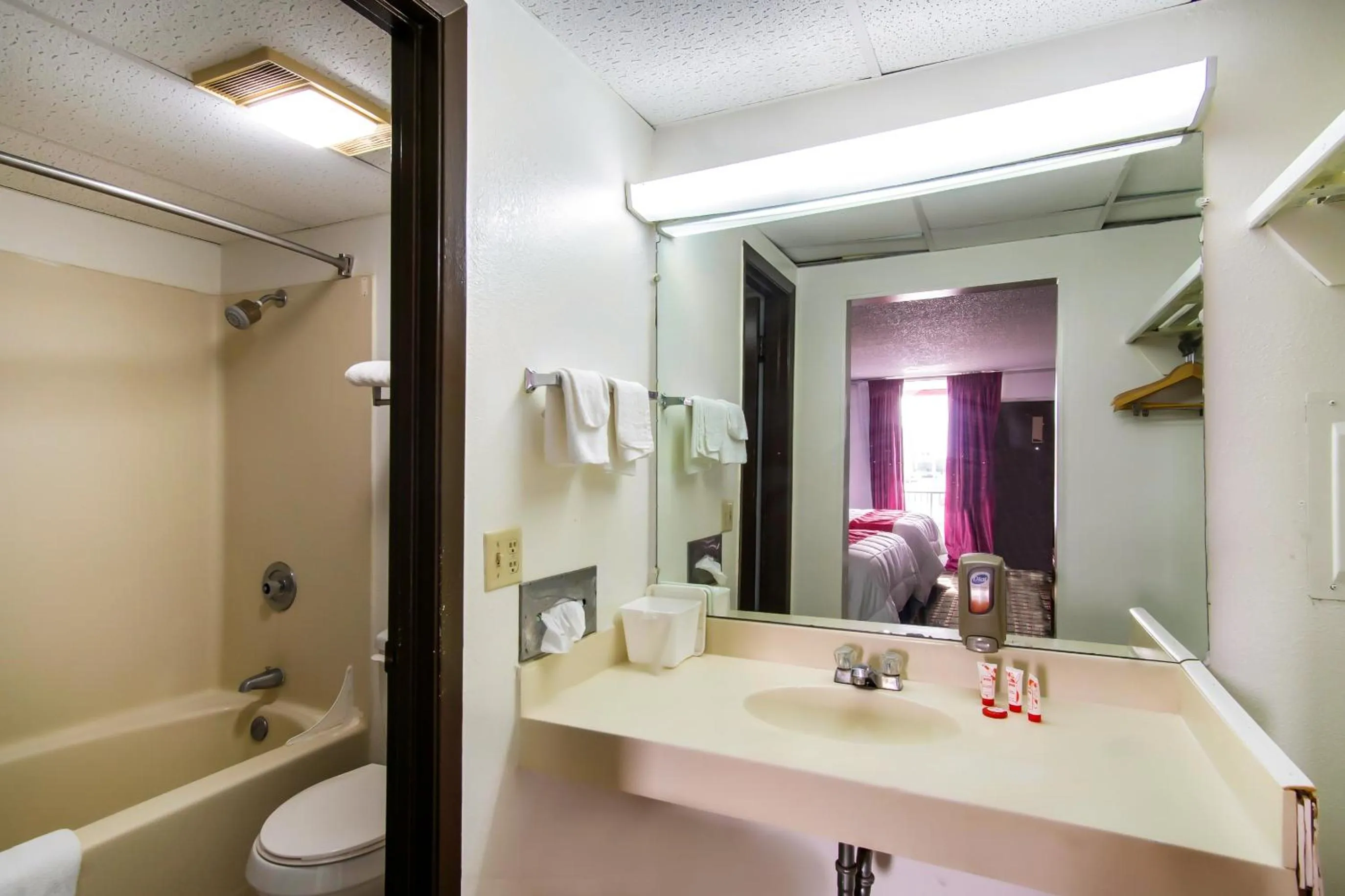 Bathroom in OYO Hotel Hutchinson West 4th Ave