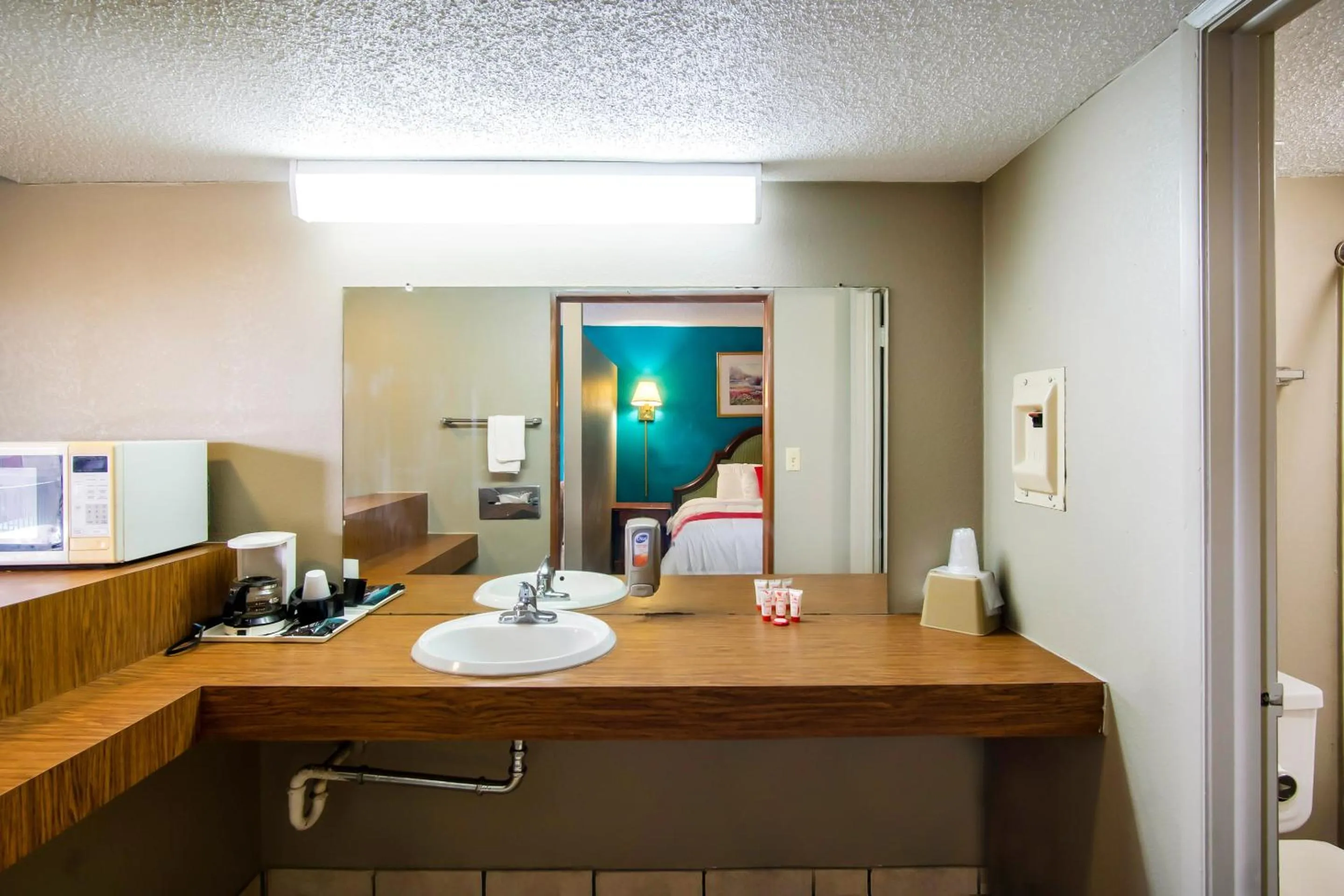 Bathroom, Bed in OYO Hotel Hutchinson West 4th Ave