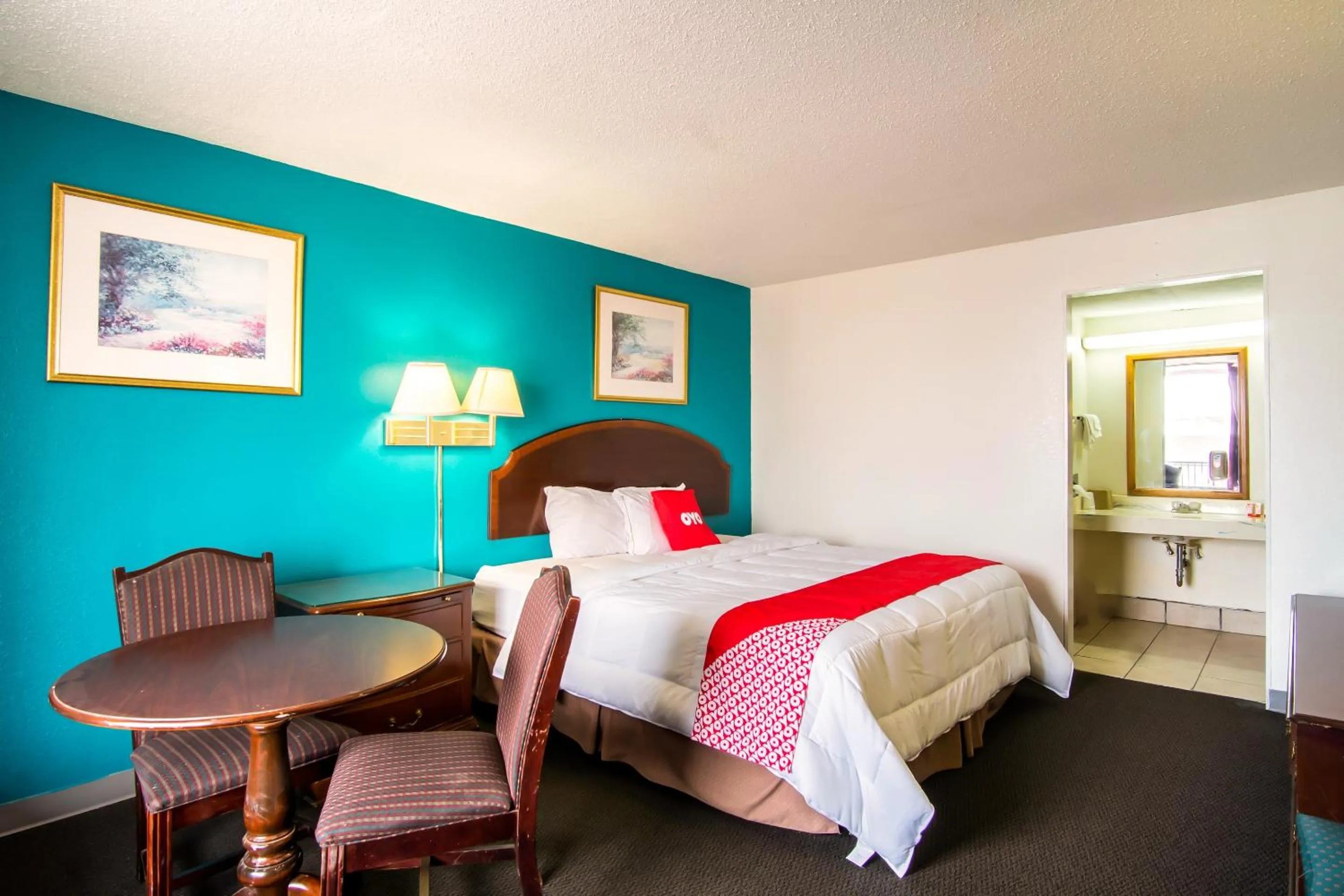 Bedroom, Bed in OYO Hotel Hutchinson West 4th Ave