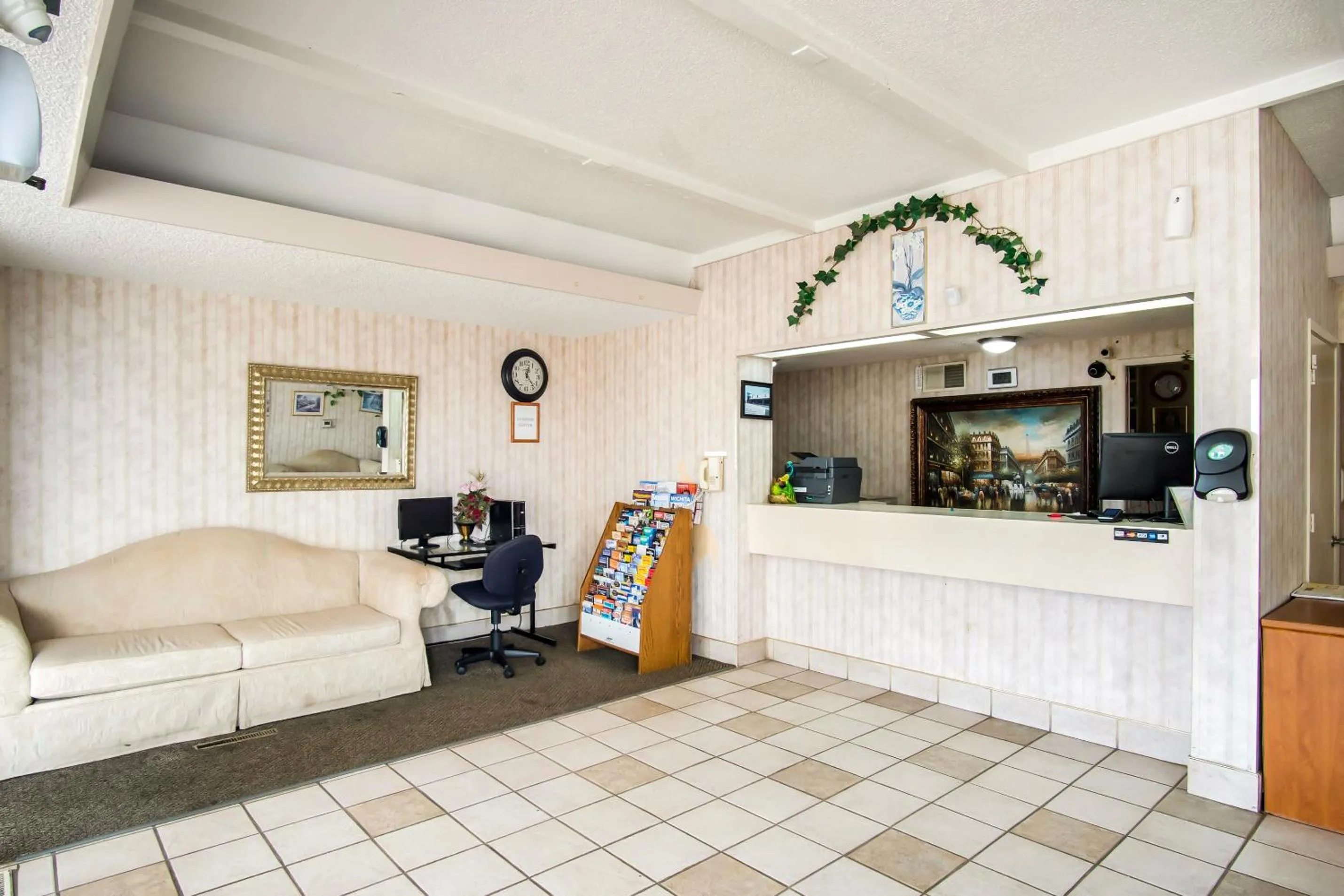 Lobby or reception in OYO Hotel Hutchinson West 4th Ave