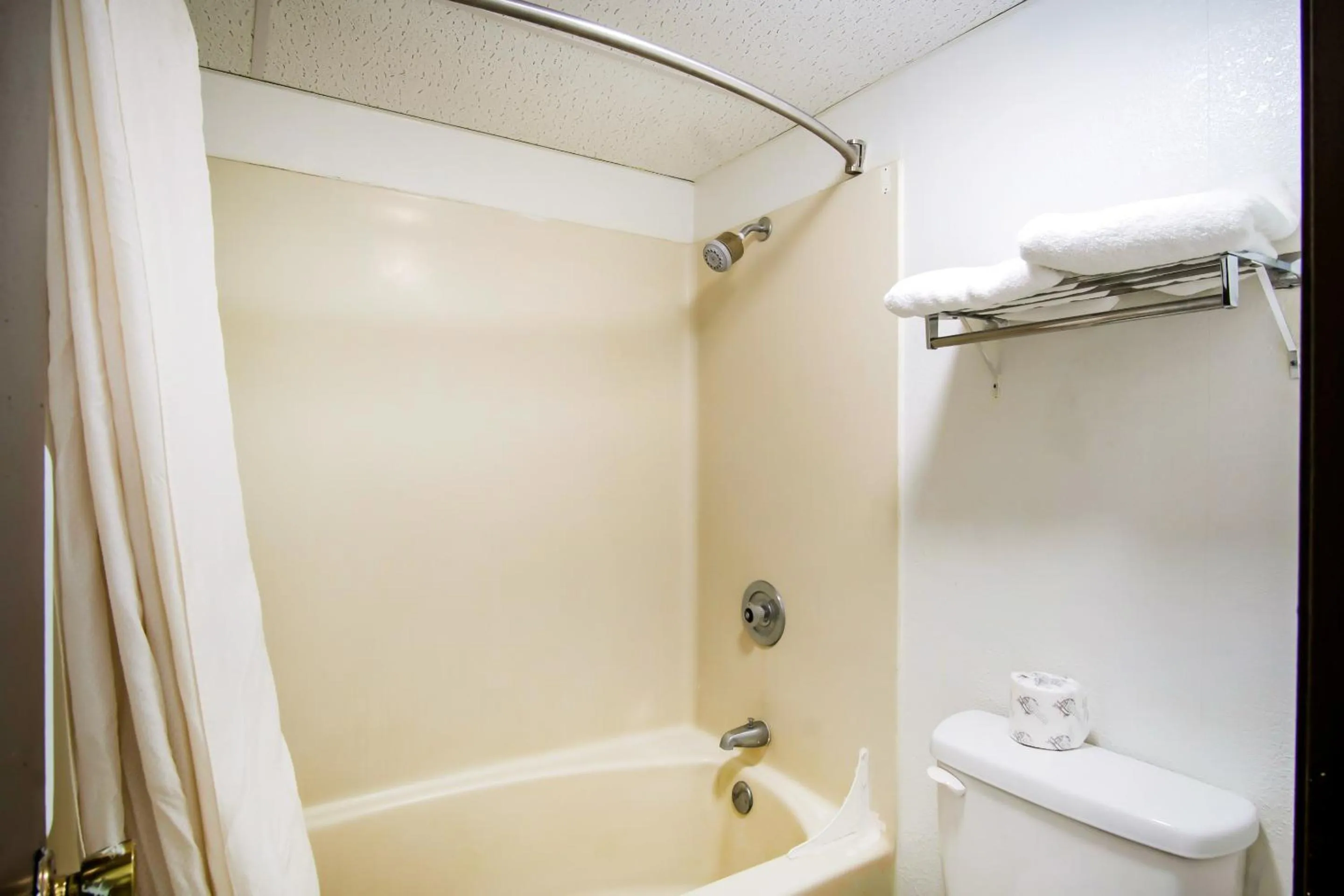 Bathroom in OYO Hotel Hutchinson West 4th Ave