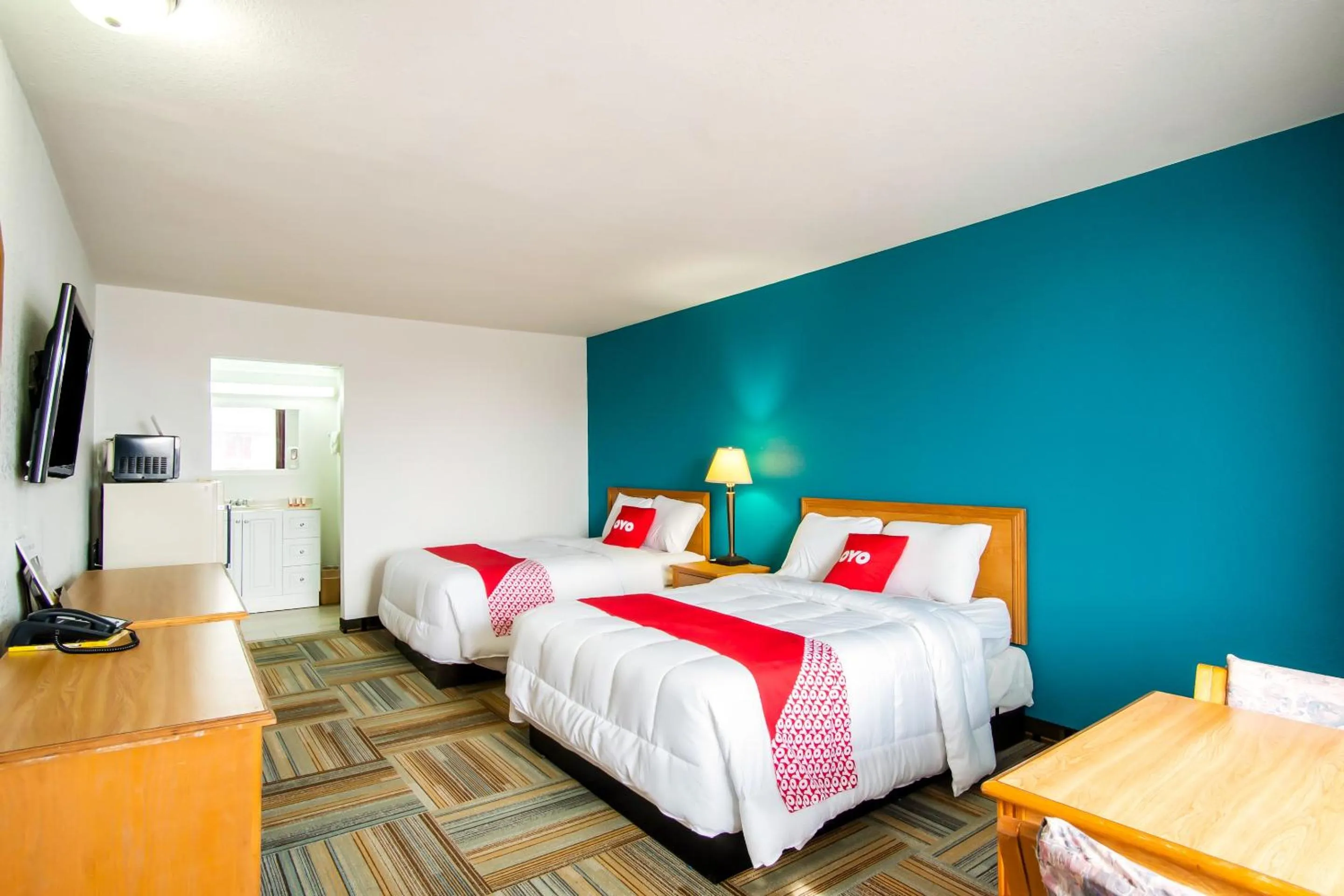 Bedroom, Bed in OYO Hotel Hutchinson West 4th Ave