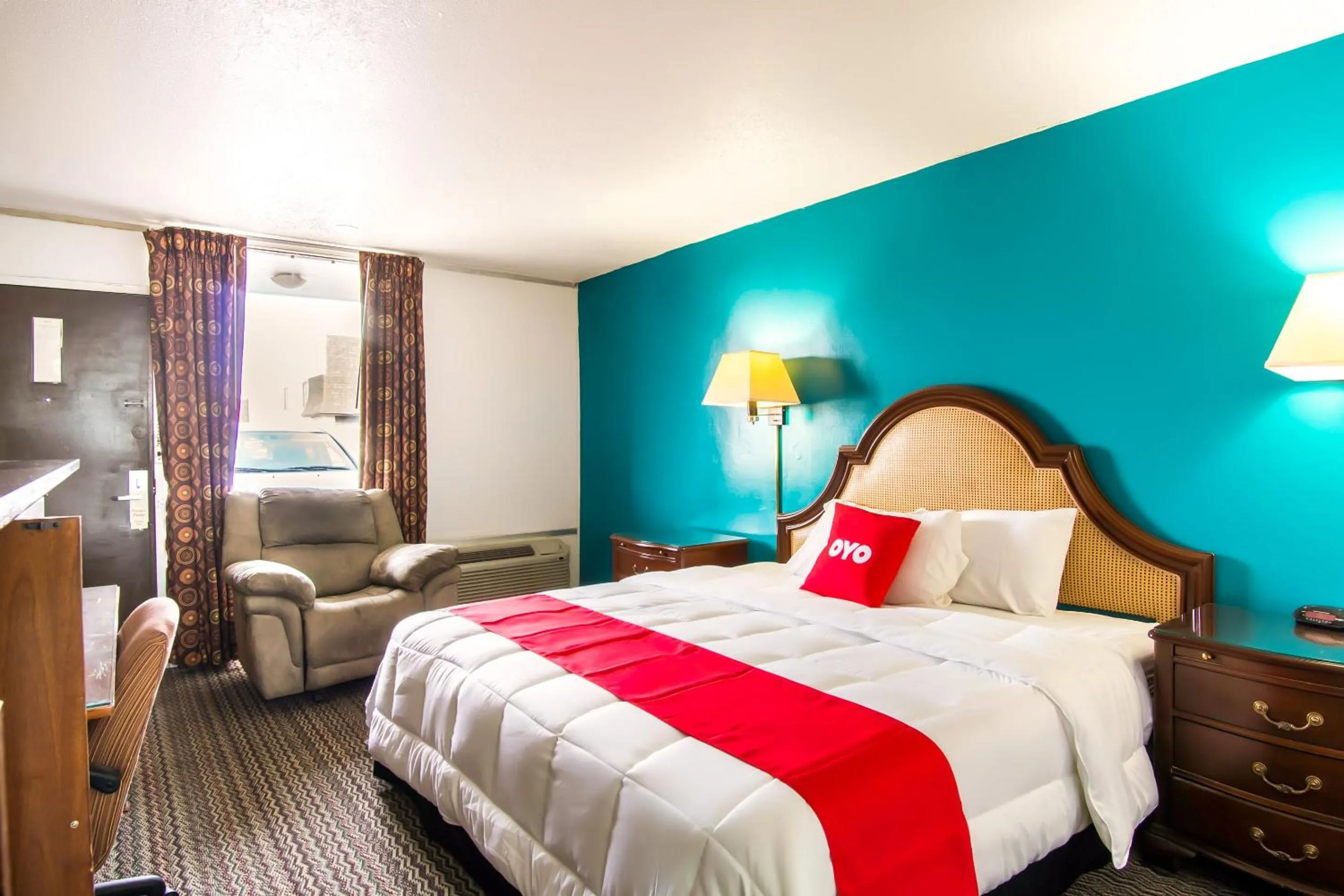 Bedroom, Bed in OYO Hotel Hutchinson West 4th Ave