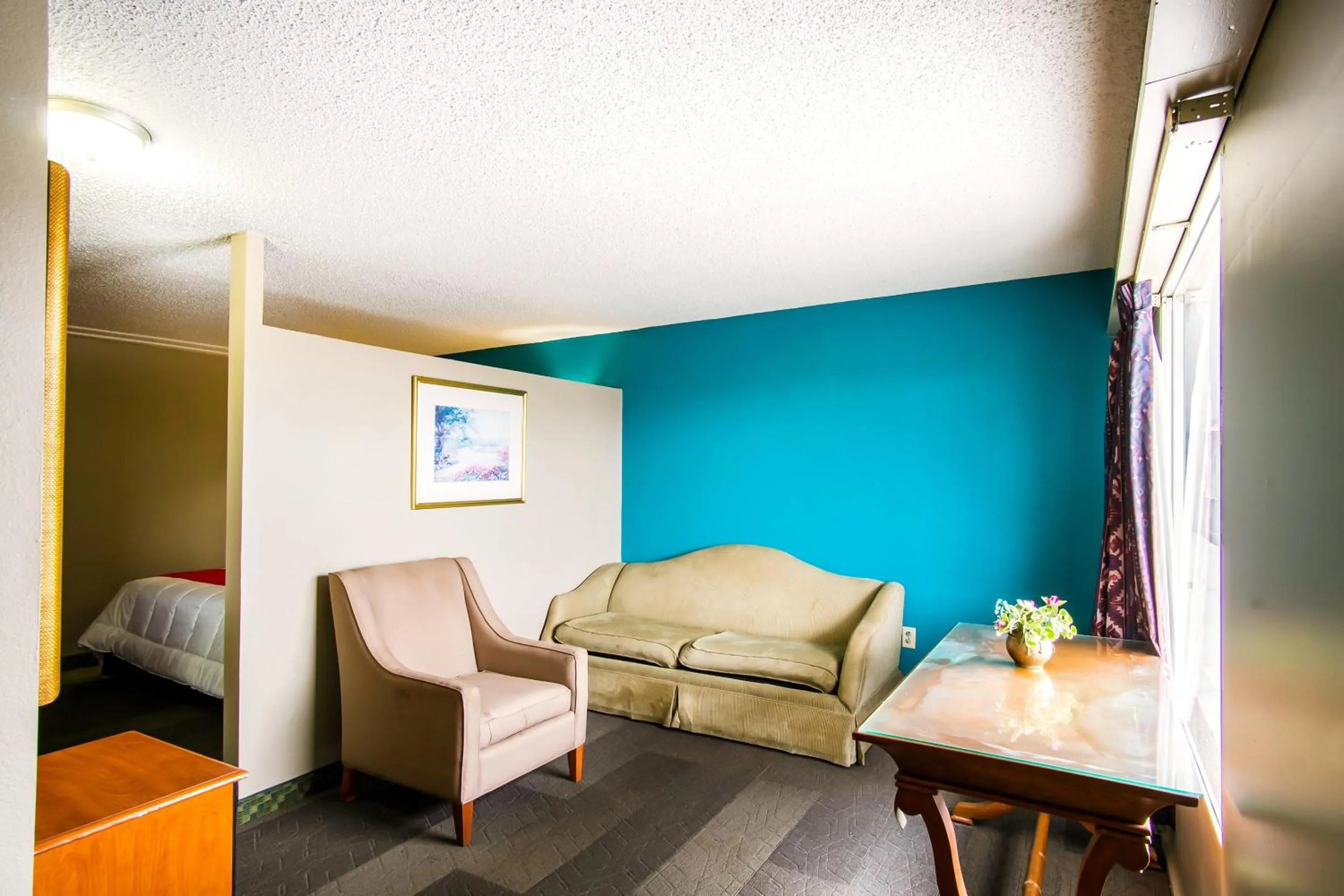 Bedroom in OYO Hotel Hutchinson West 4th Ave