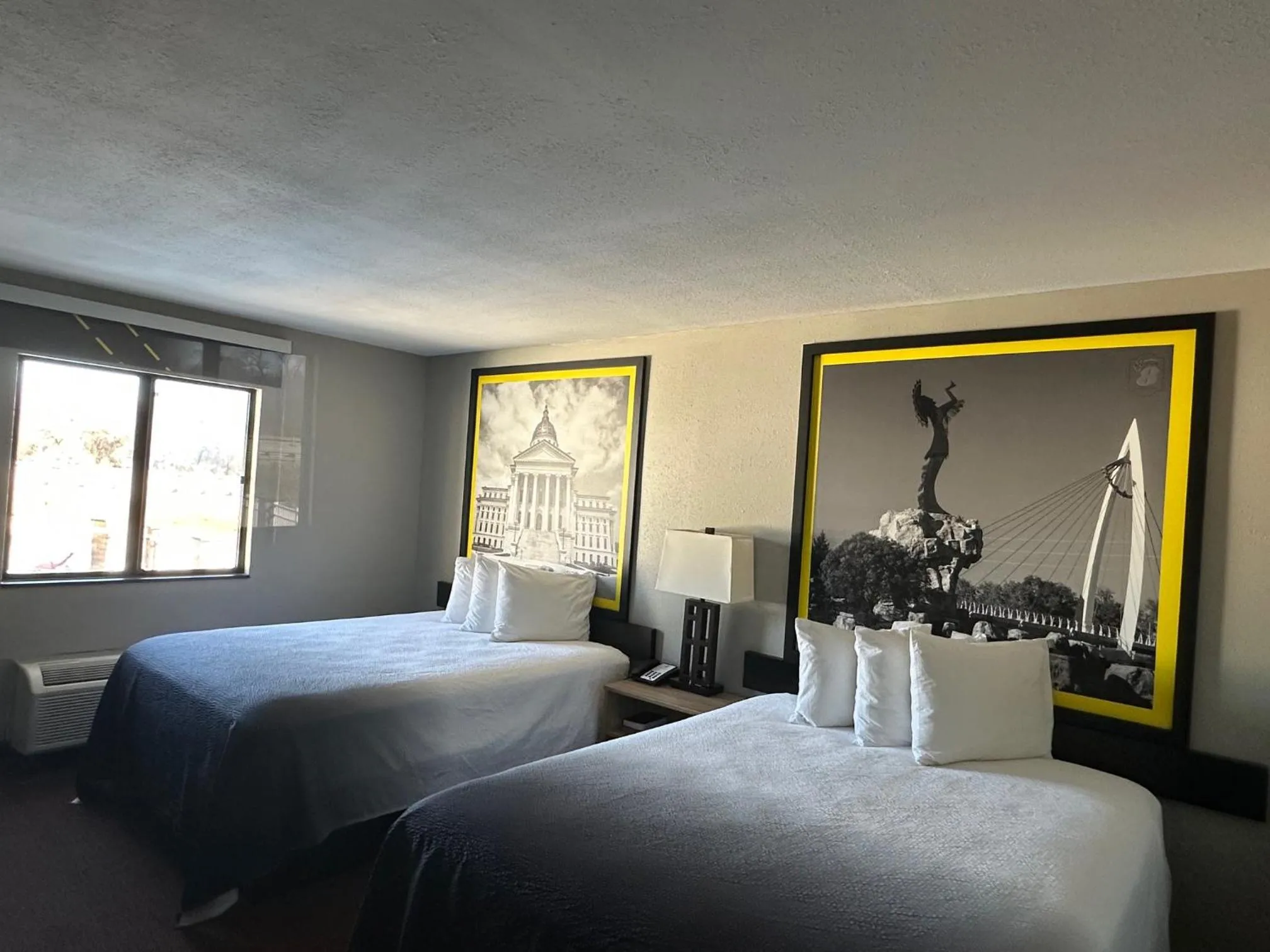 Photo of the whole room, Bed in Super 8 by Wyndham Fort Scott