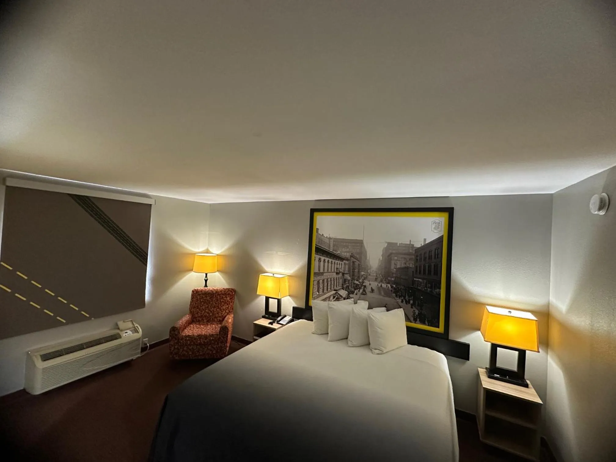 Photo of the whole room, Bed in Super 8 by Wyndham Fort Scott