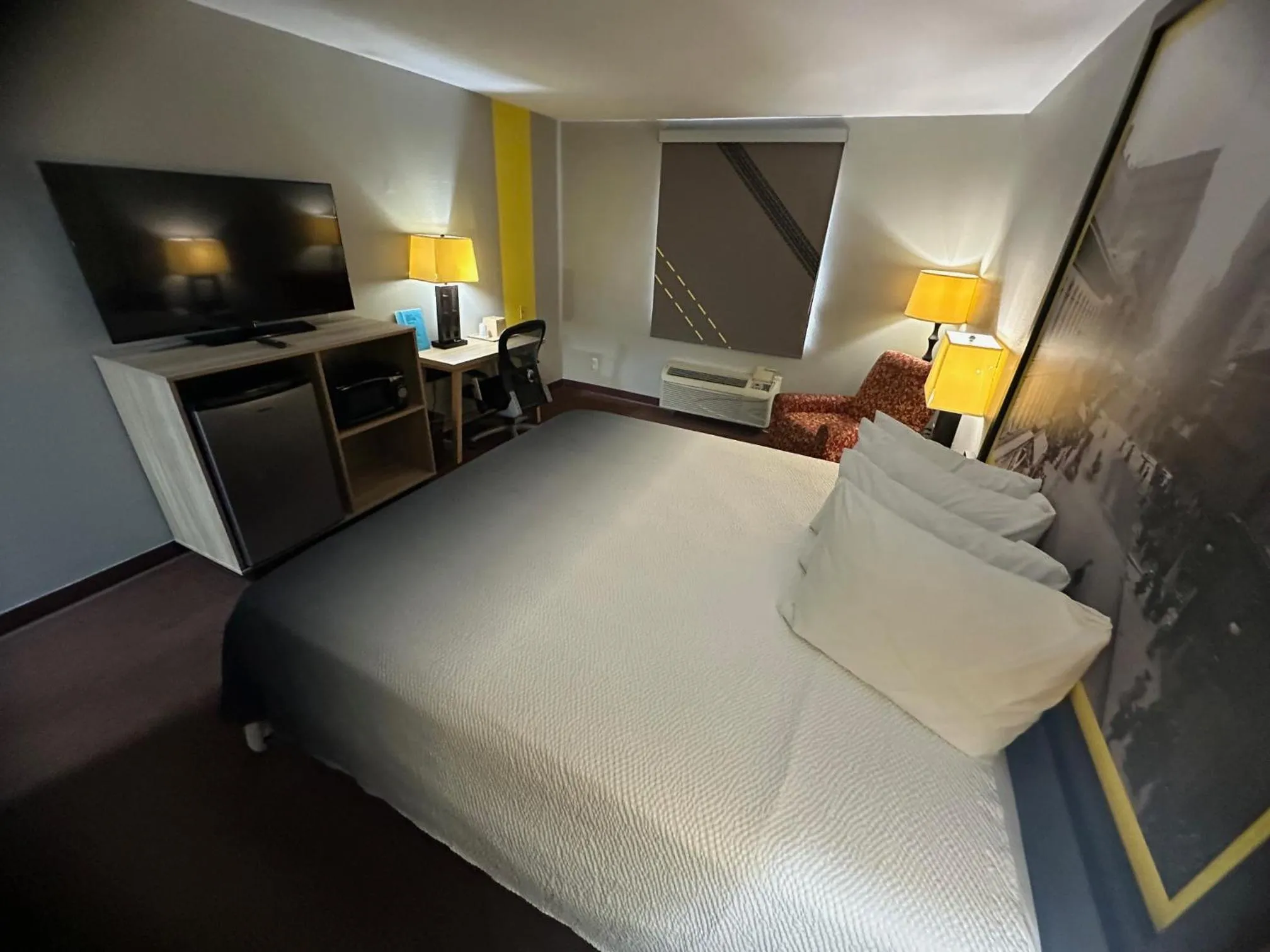 Photo of the whole room, Bed in Super 8 by Wyndham Fort Scott