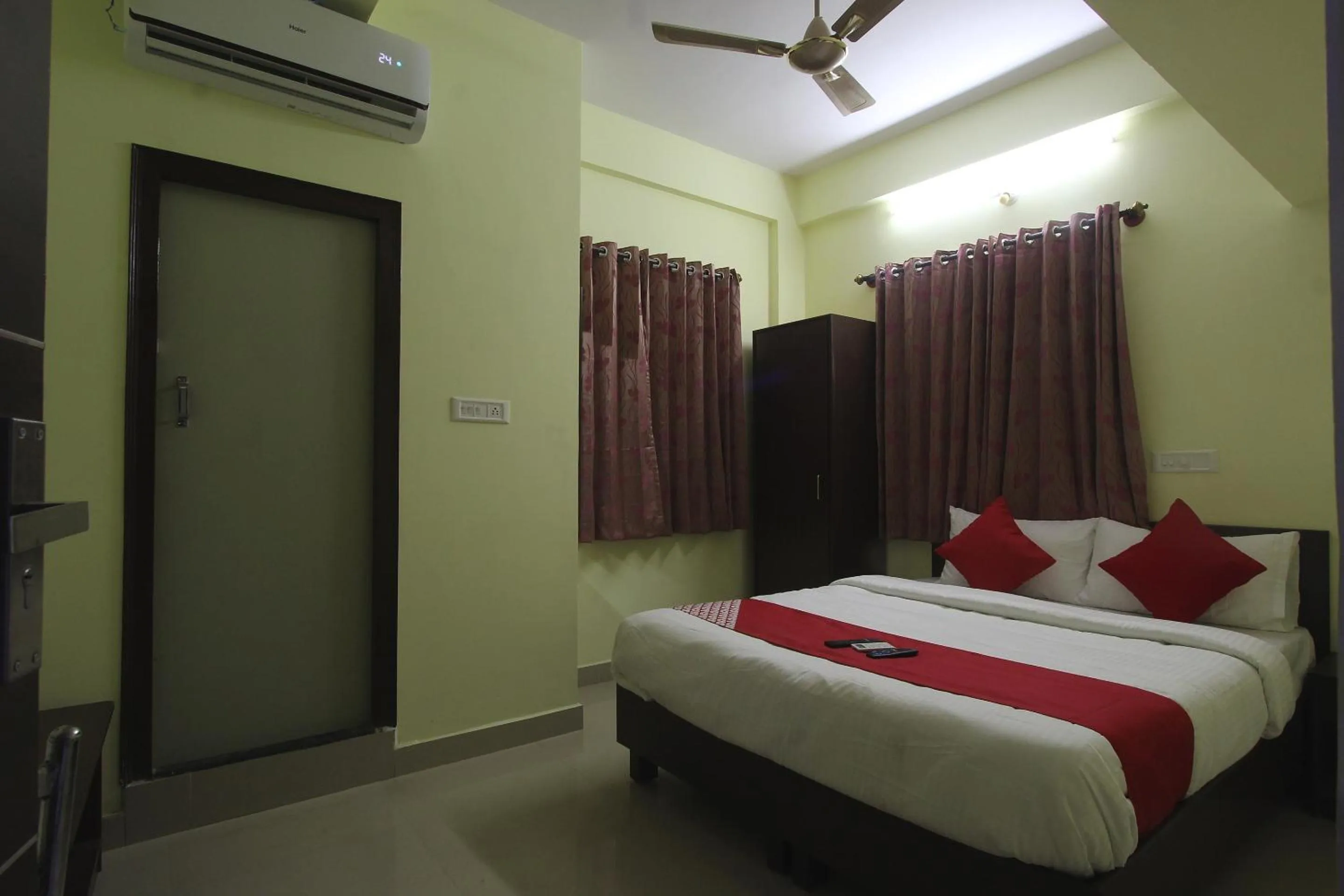 Bedroom, Bed in Super Hotel O V R Residency Near Sri Amruth Chithra Mandira