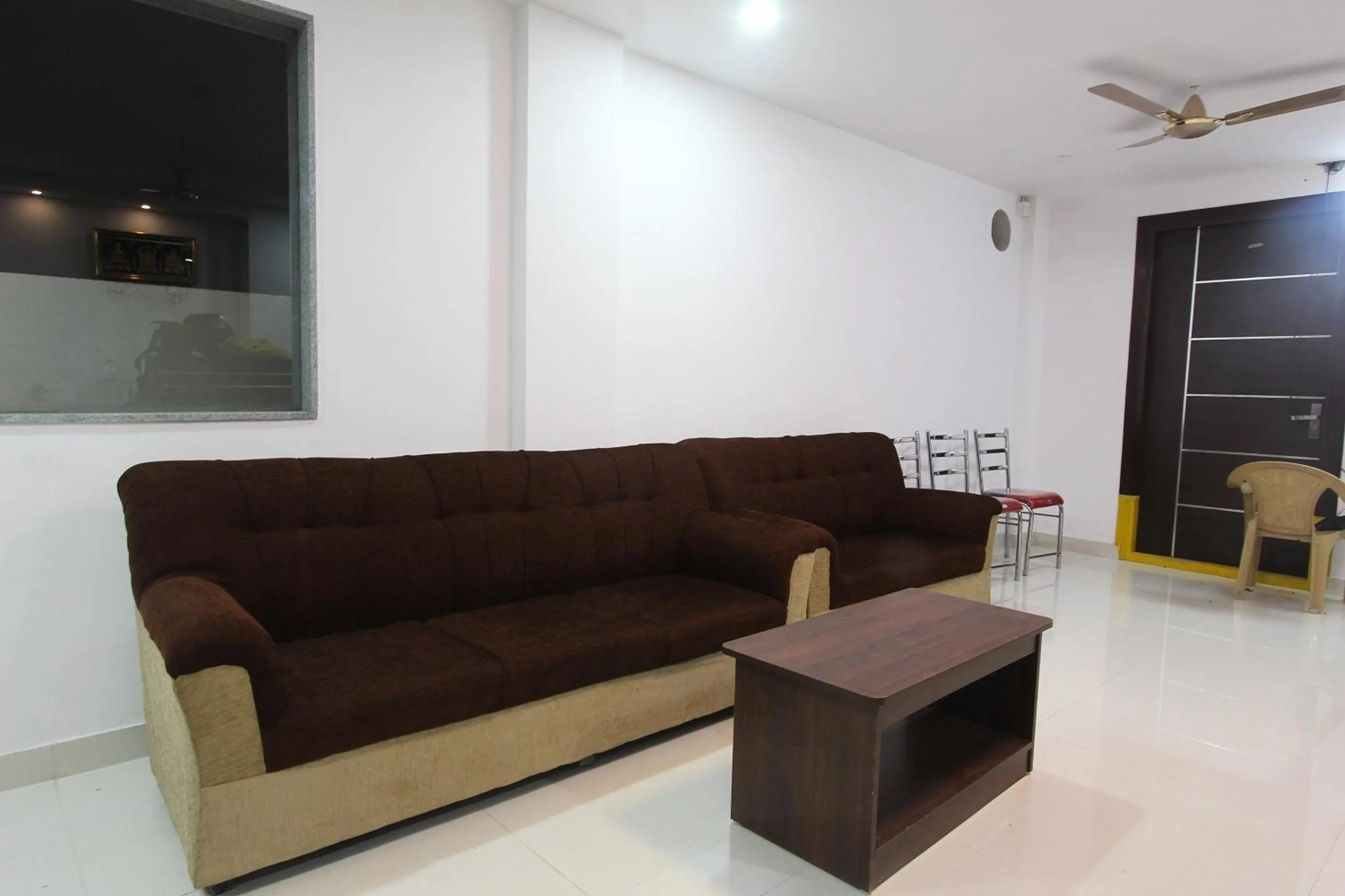 Lobby or reception in Super Hotel O V R Residency Near Sri Amruth Chithra Mandira