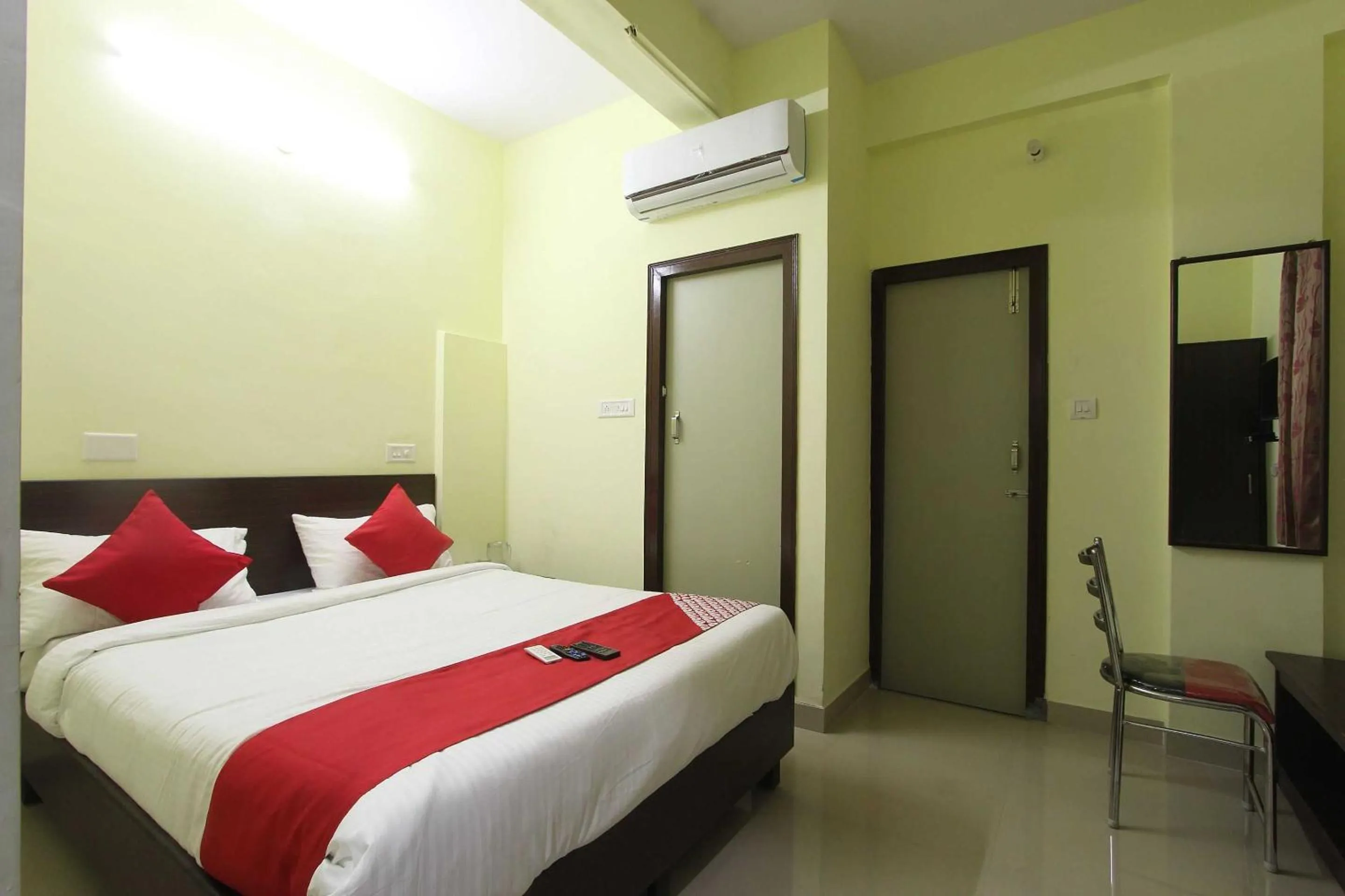 Bedroom, Bed in Super Hotel O V R Residency Near Sri Amruth Chithra Mandira
