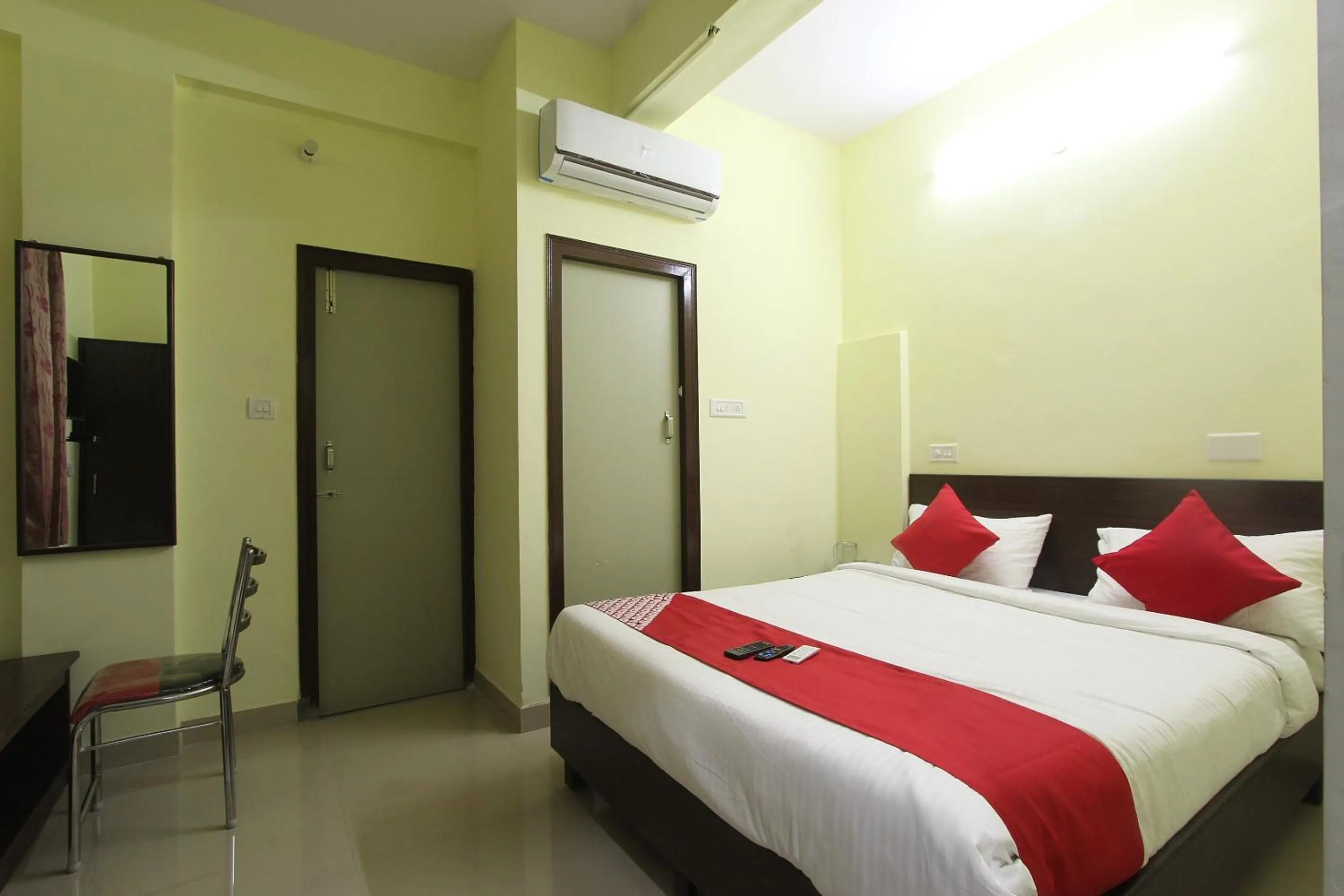 Bedroom, Bed in Super Hotel O V R Residency Near Sri Amruth Chithra Mandira