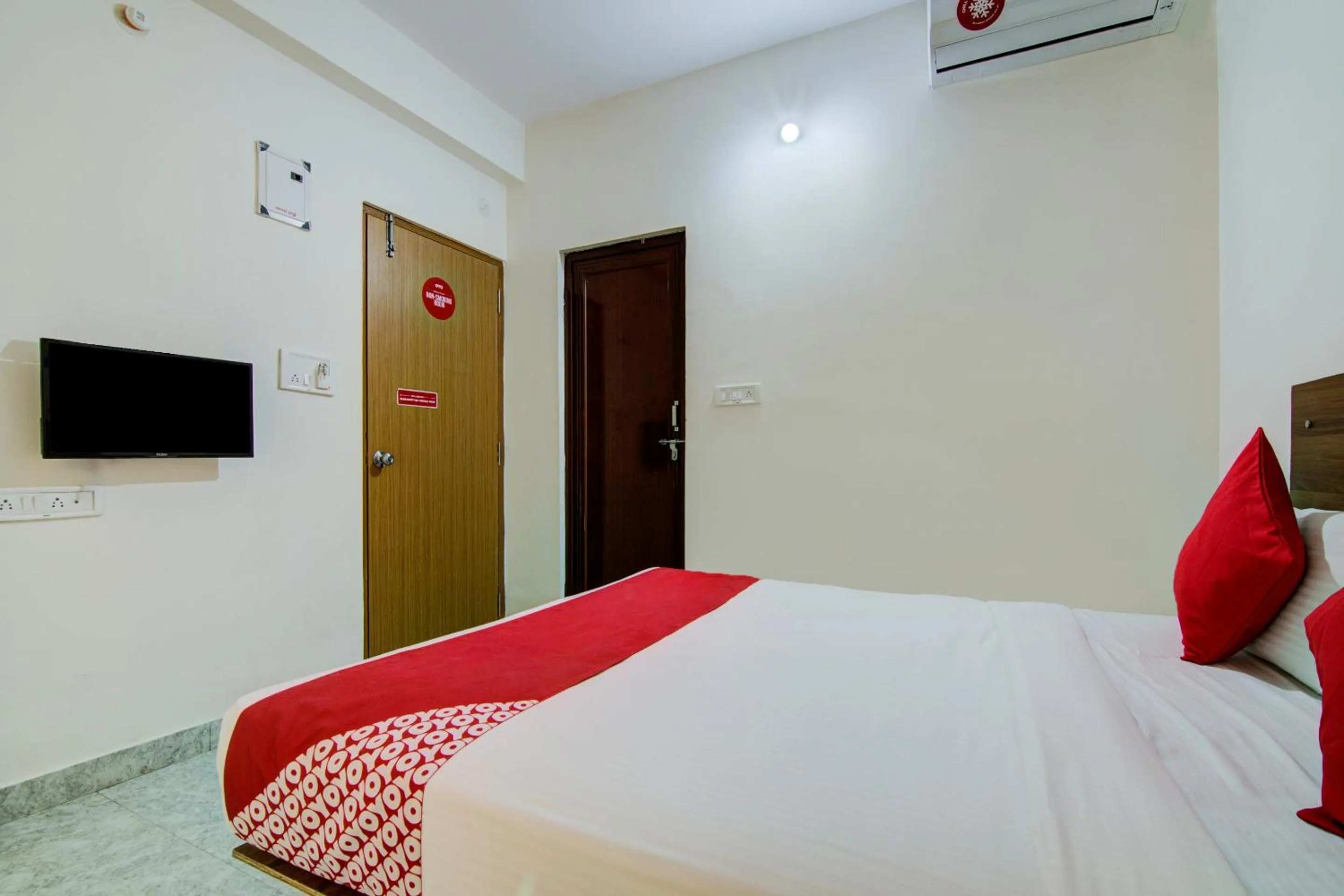 Super Hotel O Varcity Comforts Near St. John Medical College
