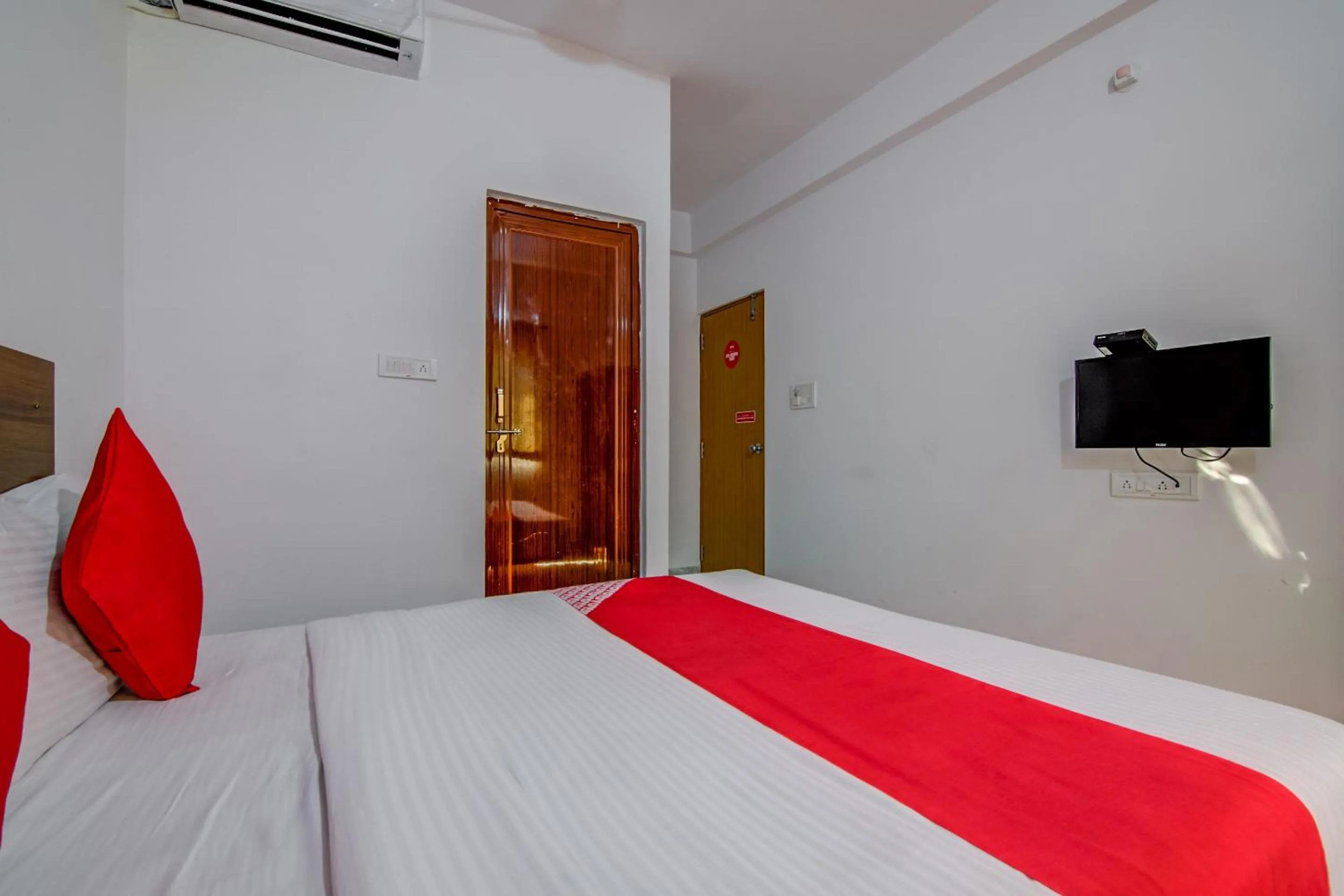 Bedroom, Bed in Super Hotel O Varcity Comforts Near St. John Medical College