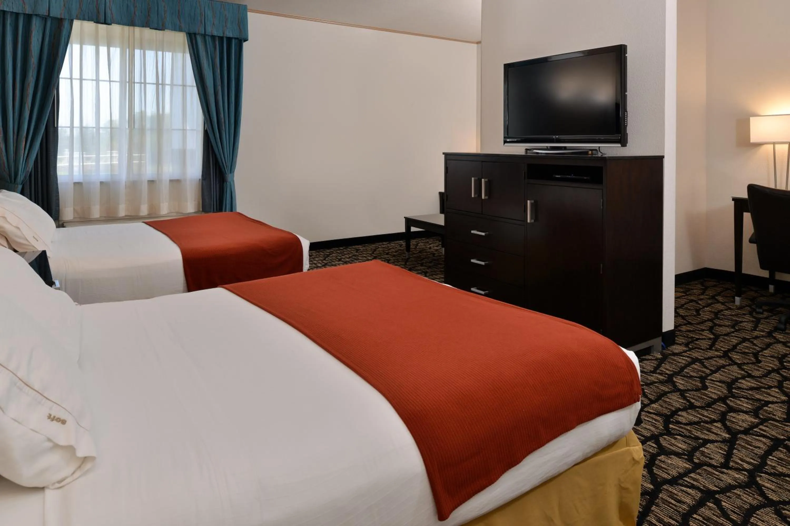 Bed in Holiday Inn Express & Suites Tacoma South - Lakewood by IHG