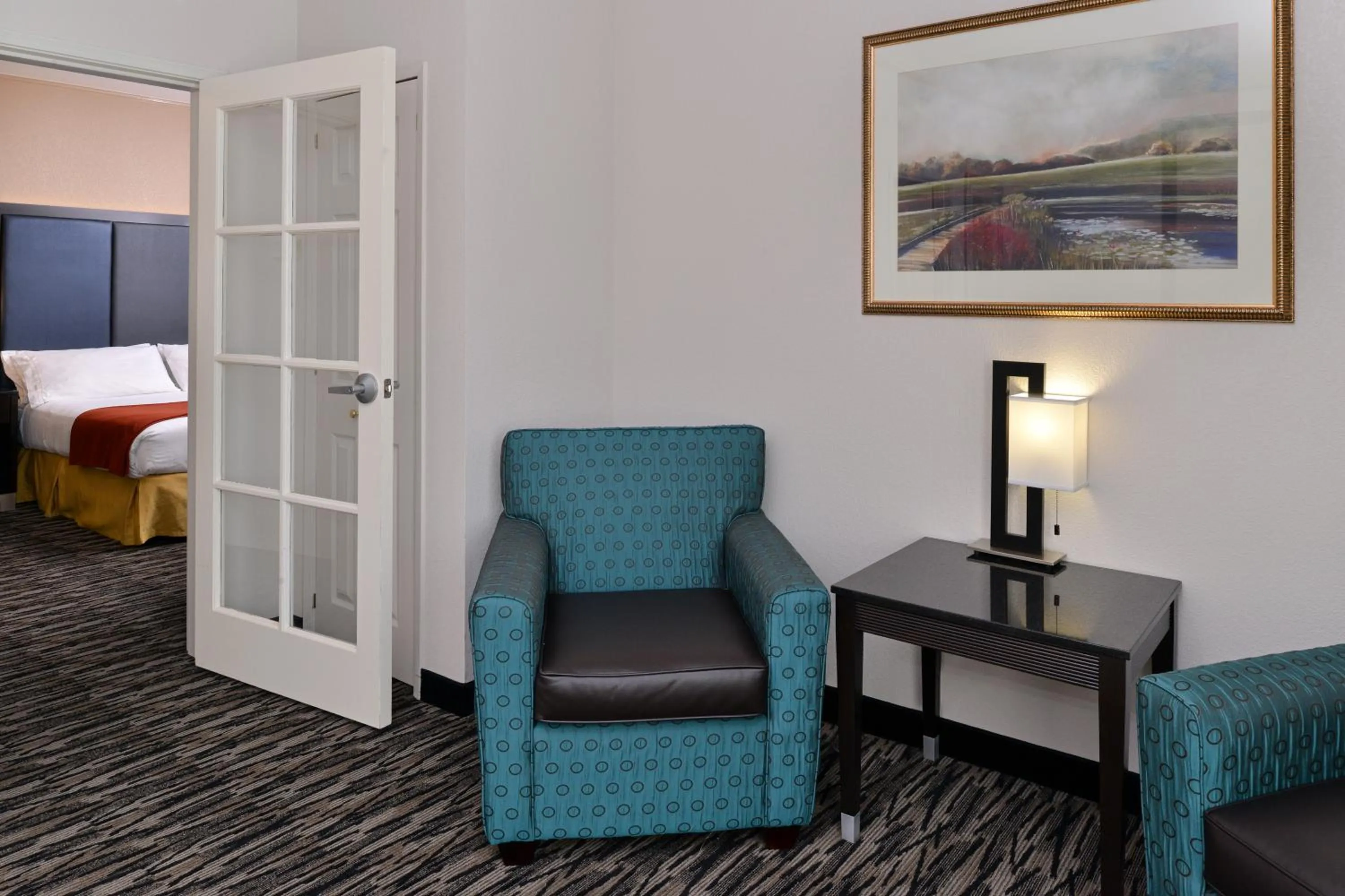 Seating area, Bed in Holiday Inn Express & Suites Tacoma South - Lakewood by IHG