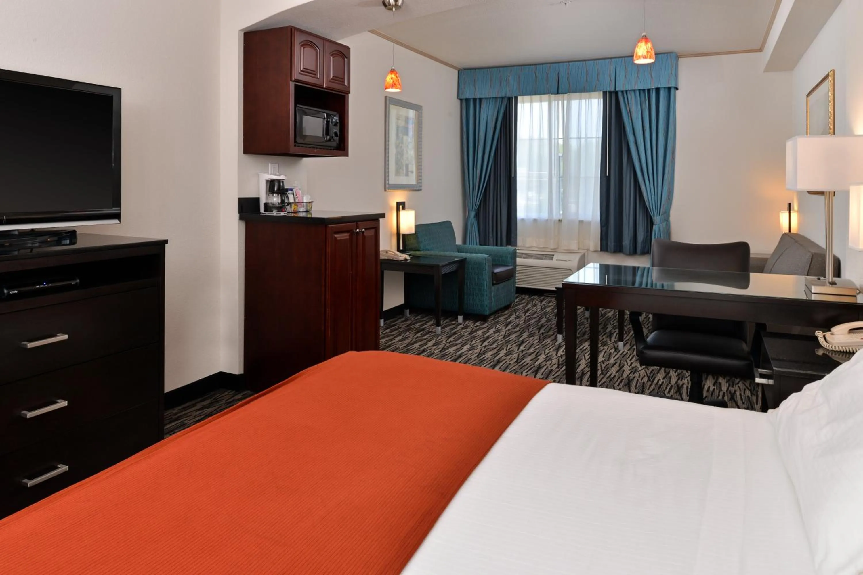 Photo of the whole room, Bed in Holiday Inn Express & Suites Tacoma South - Lakewood by IHG
