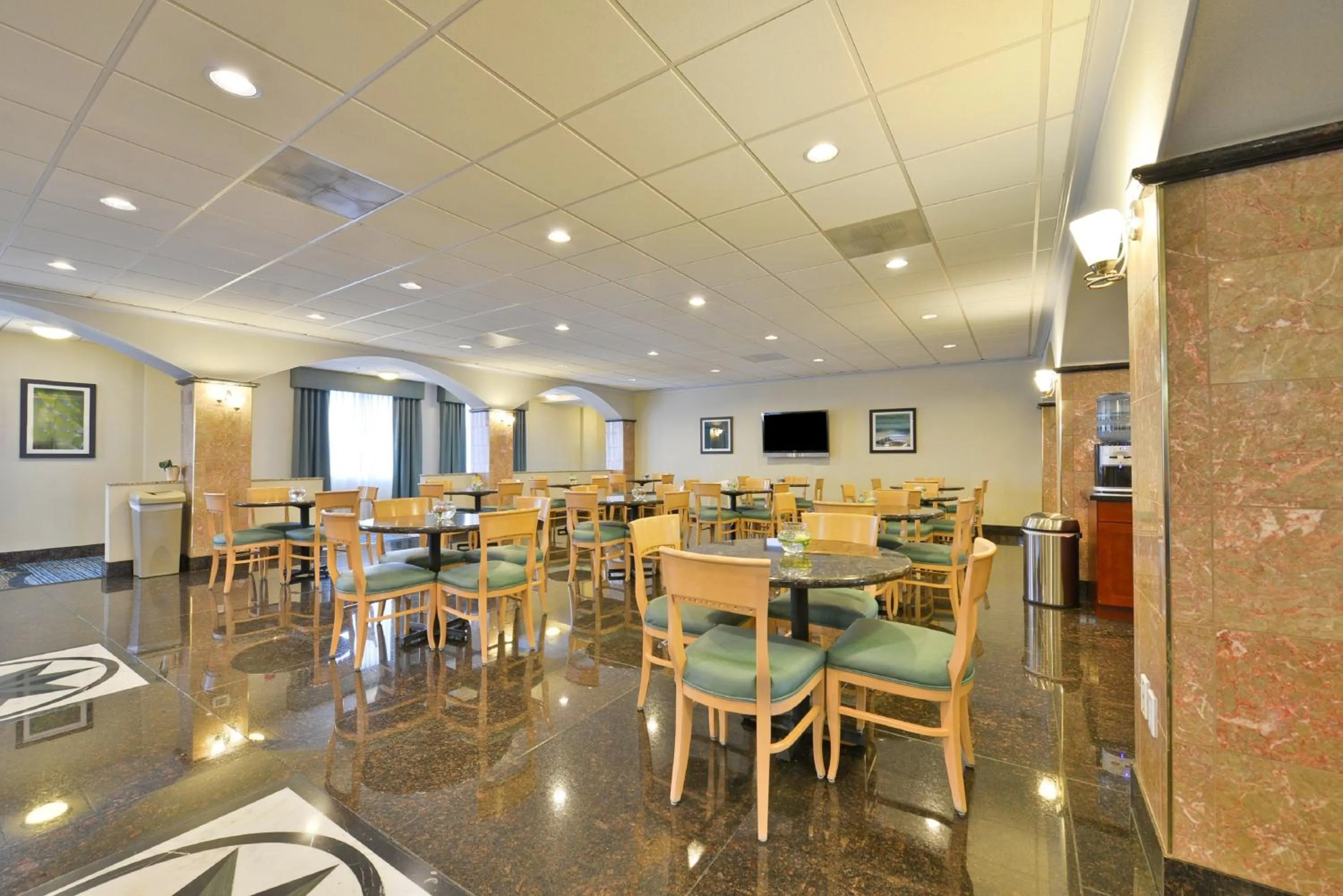 Breakfast in Holiday Inn Express & Suites Tacoma South - Lakewood by IHG