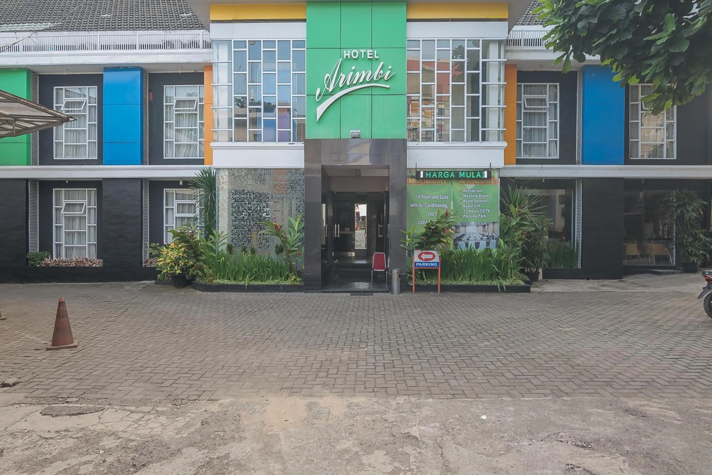 Facade/entrance in RedDoorz At Hotel Arimbi Dewi Sartika Baru